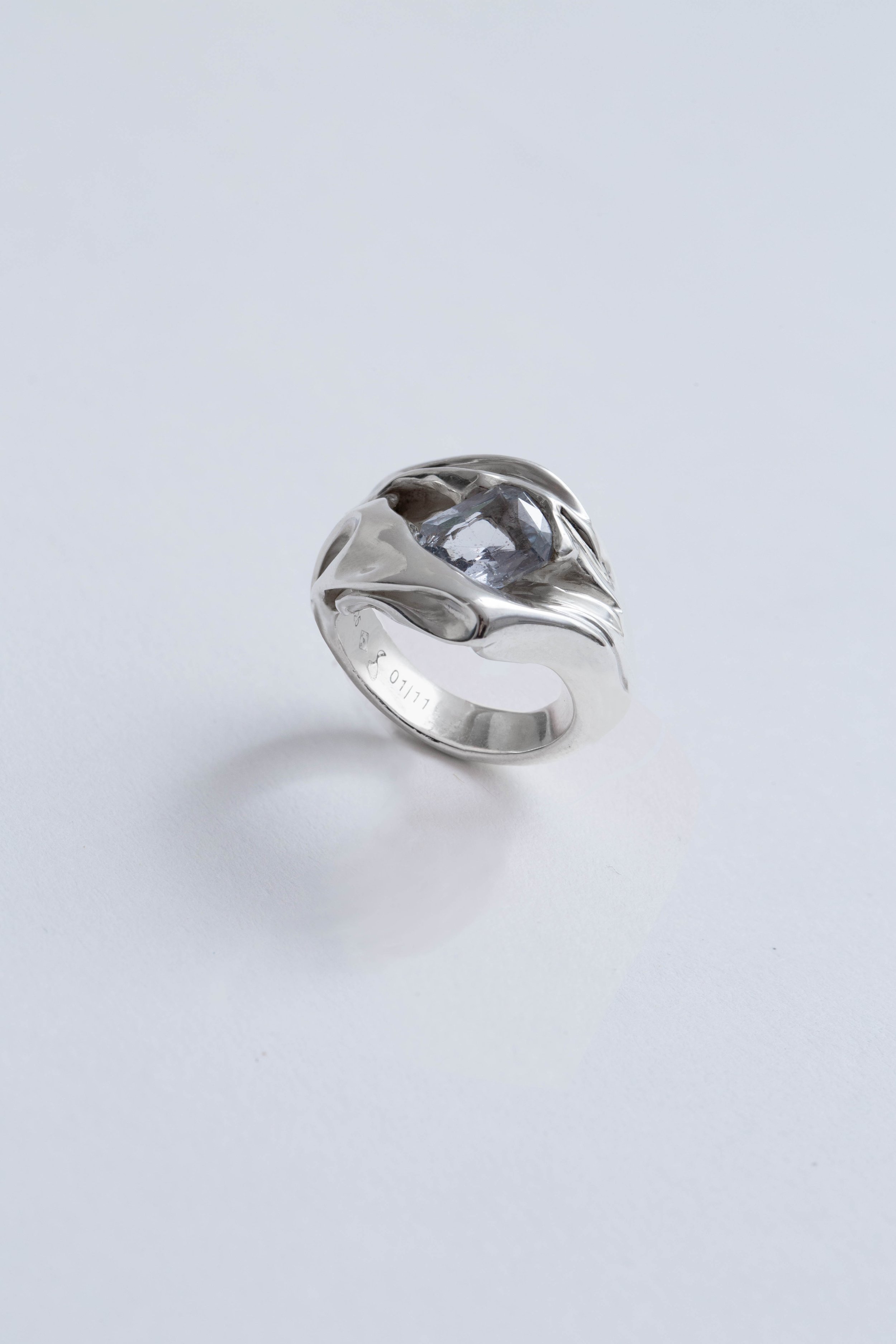 Blue-sapphire-silver-ring-side-view-julia-bartsch.jpg