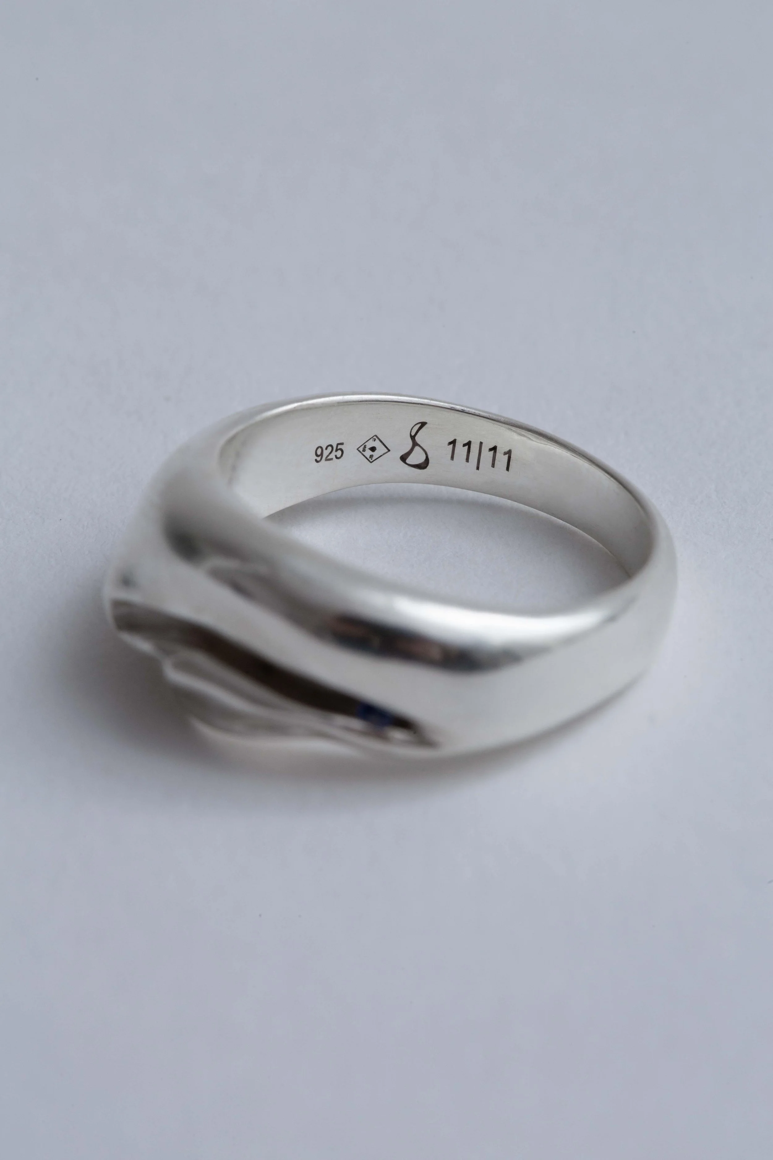 engraved-sapphire-ring-gemstone-jewellery-julia-bartsch.jpg