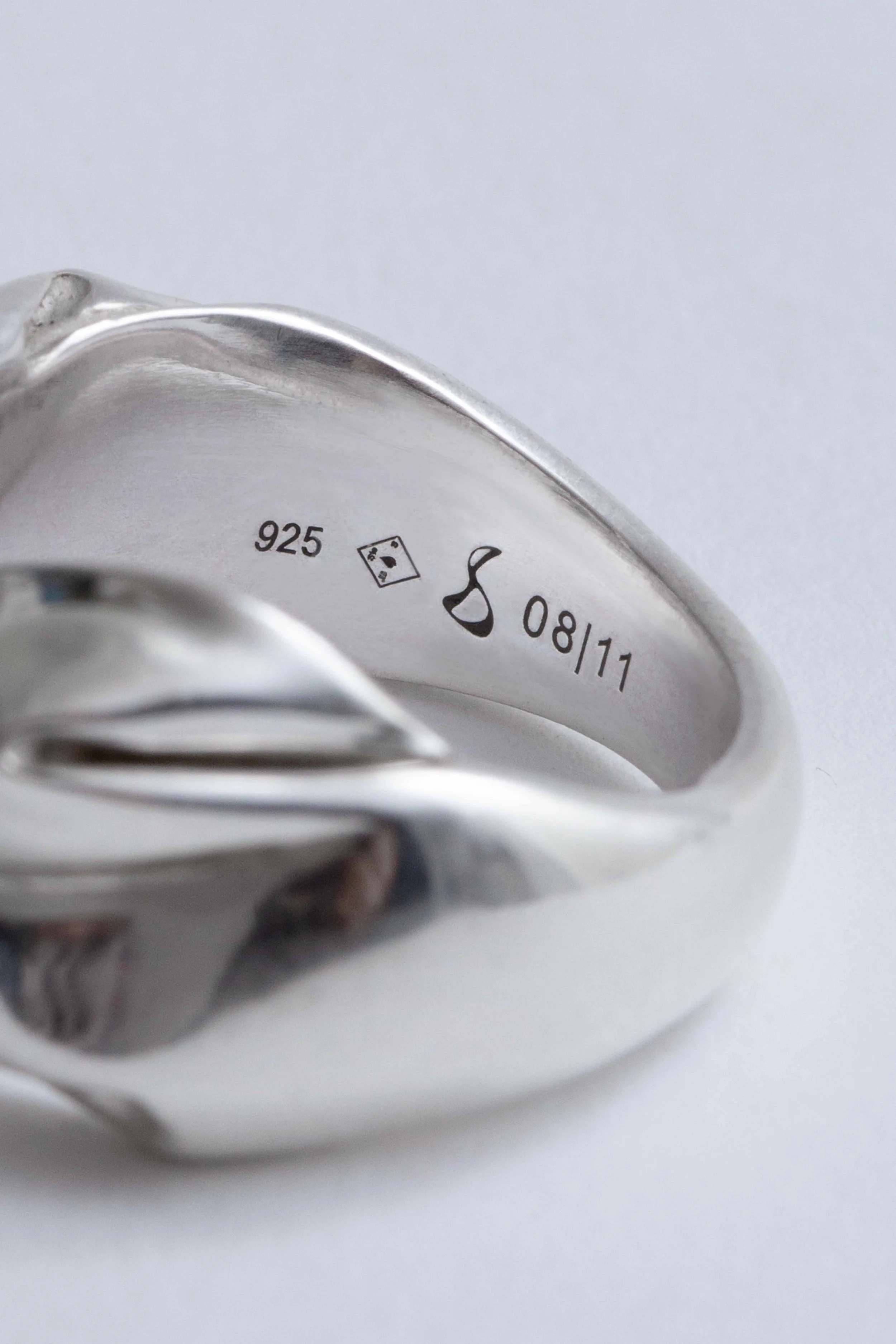 engraved-statement-ring-sapphire-silver-julia-bartsch.jpg