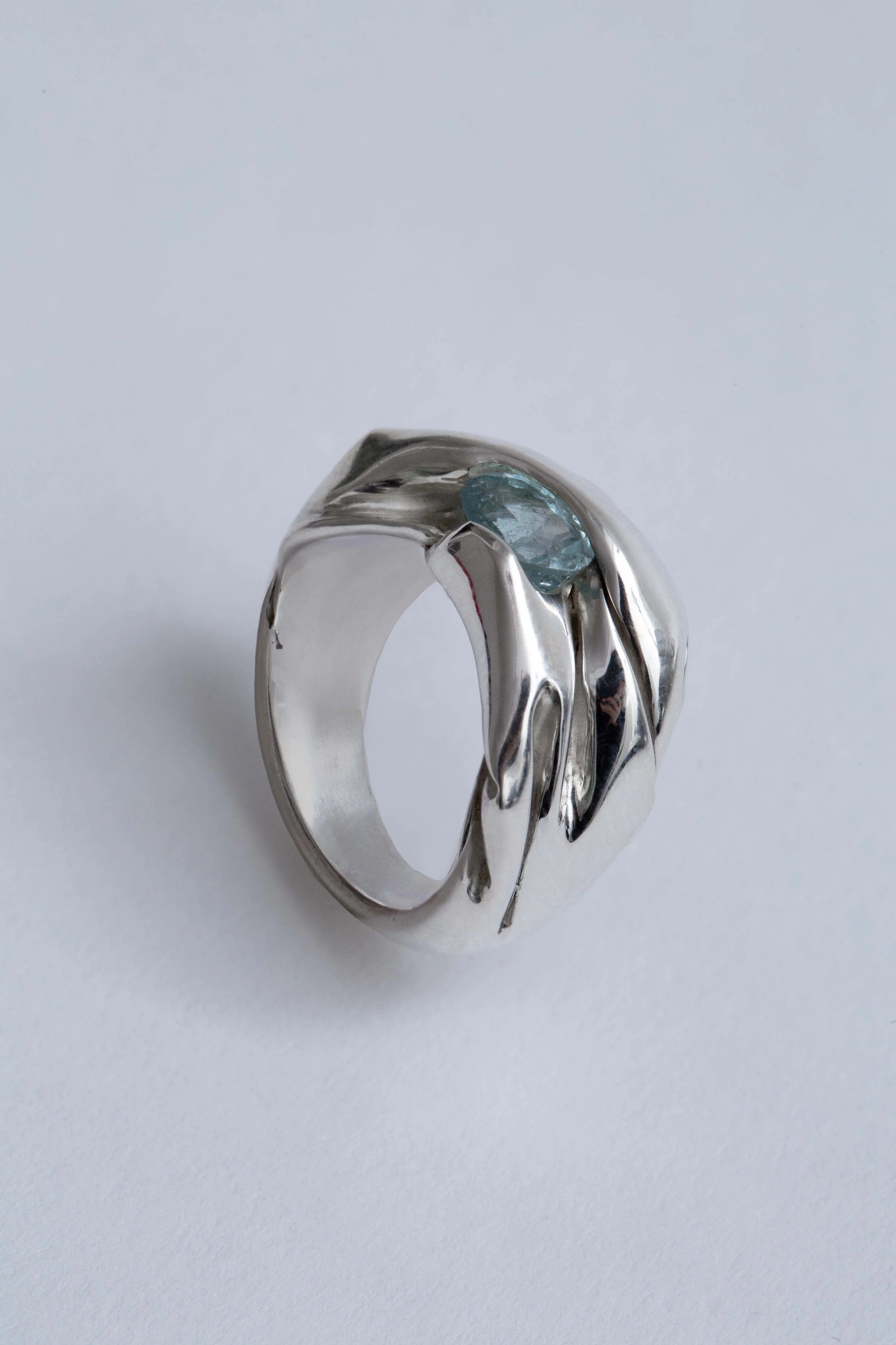 sculptural-sapphire-ring-twisted-design-julia-bartsch.jpg