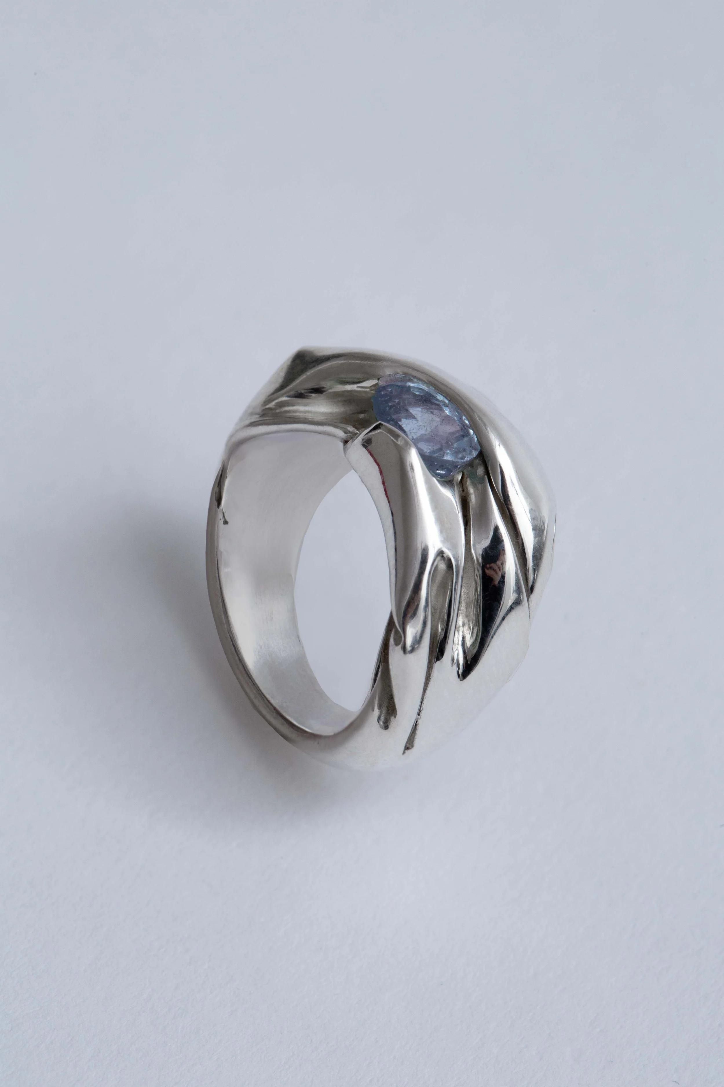 E-sculptural-sapphire-ring-twisted-design-julia-bartsch.jpg