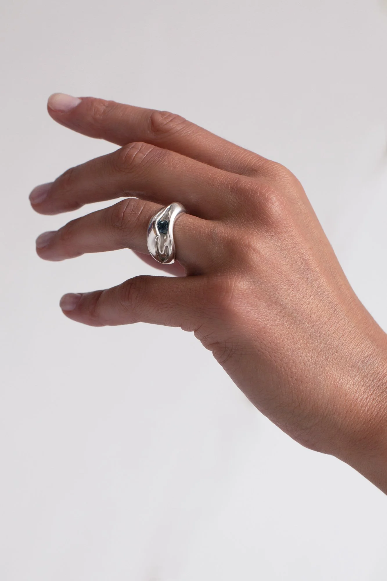 closeup-contemporary-sapphire-ring-paris-julia-bartsch.JPG