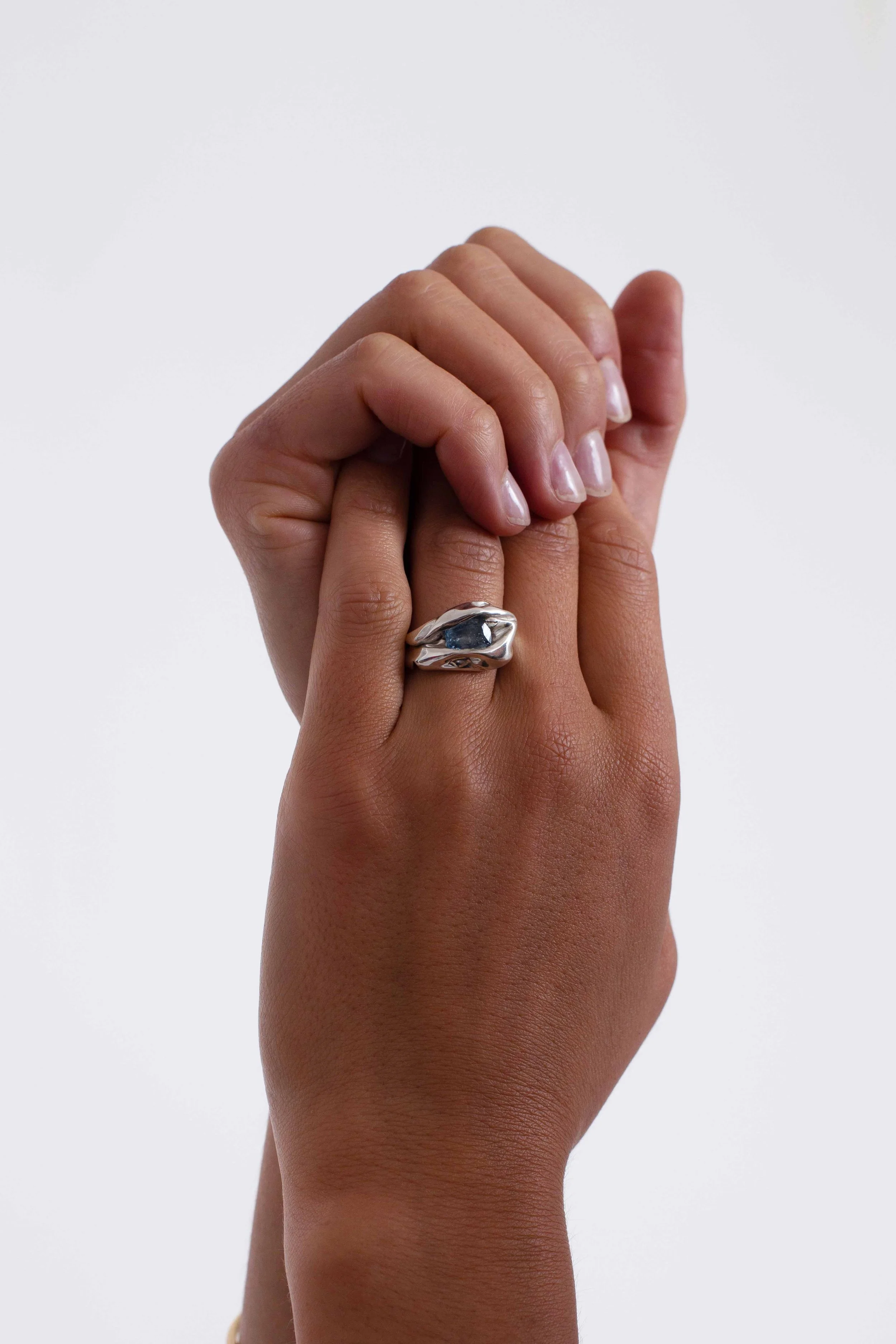 sapphire-gemstone-ring-sculptural-fold-julia-bartsch.jpg