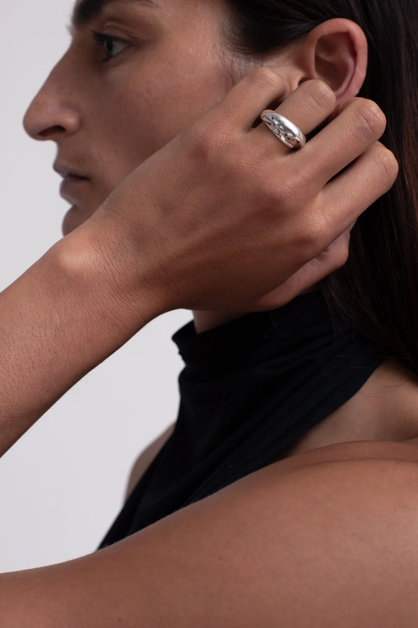 scattered-blue-sapphire-ring-silver-worn-julia-bartsch.JPG