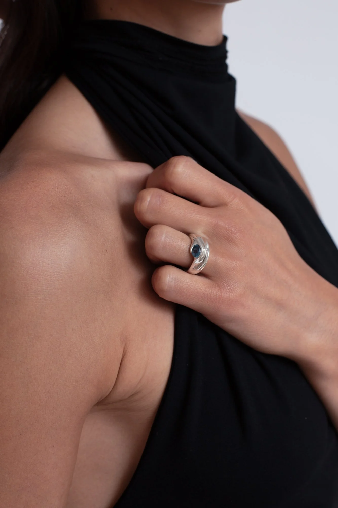 sculptural-designer-ring-saphire-paris-julia-bartsch.JPG