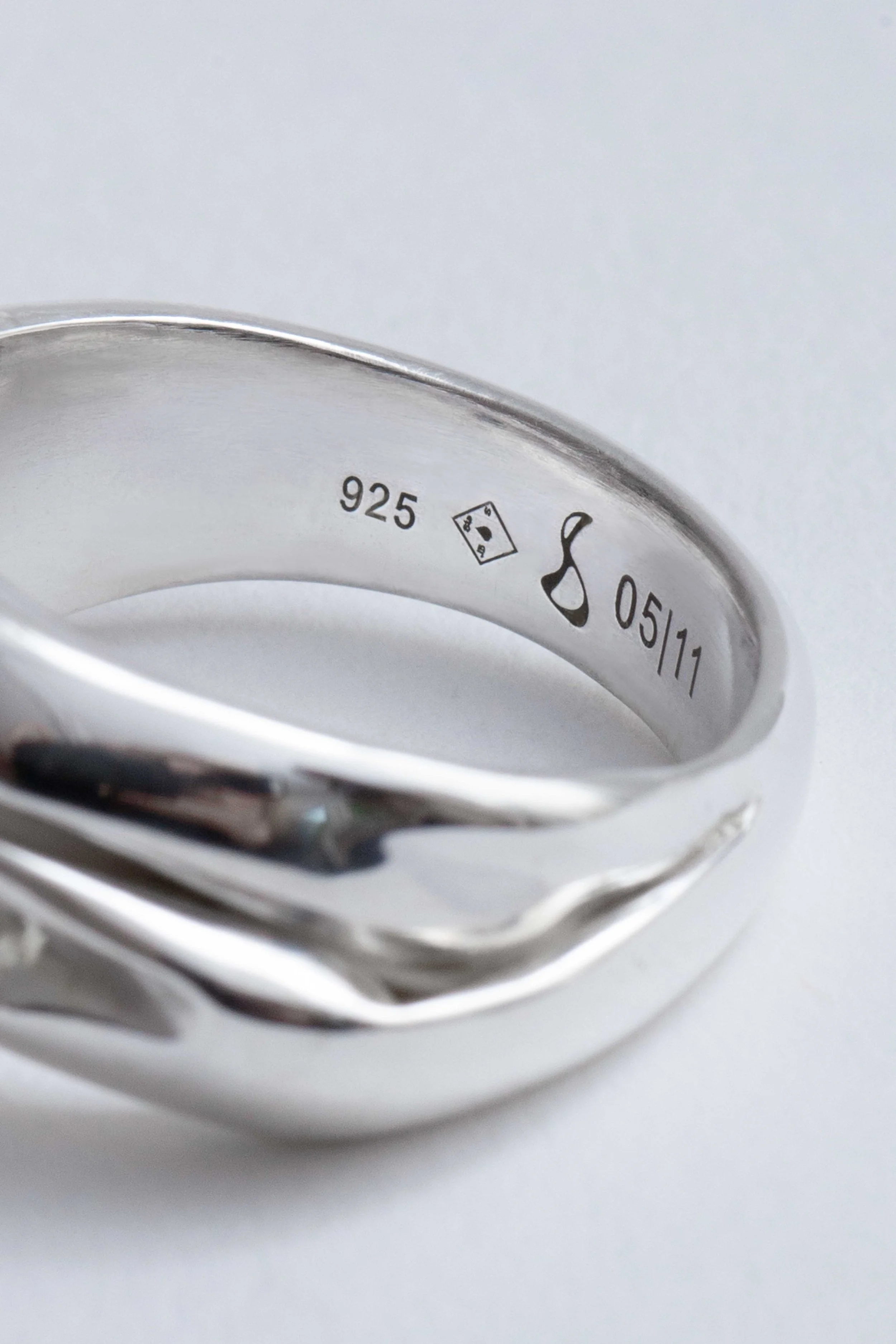 engraved-gemstone-sapphire-ring-contemporary-design-julia-bartsch.jpg