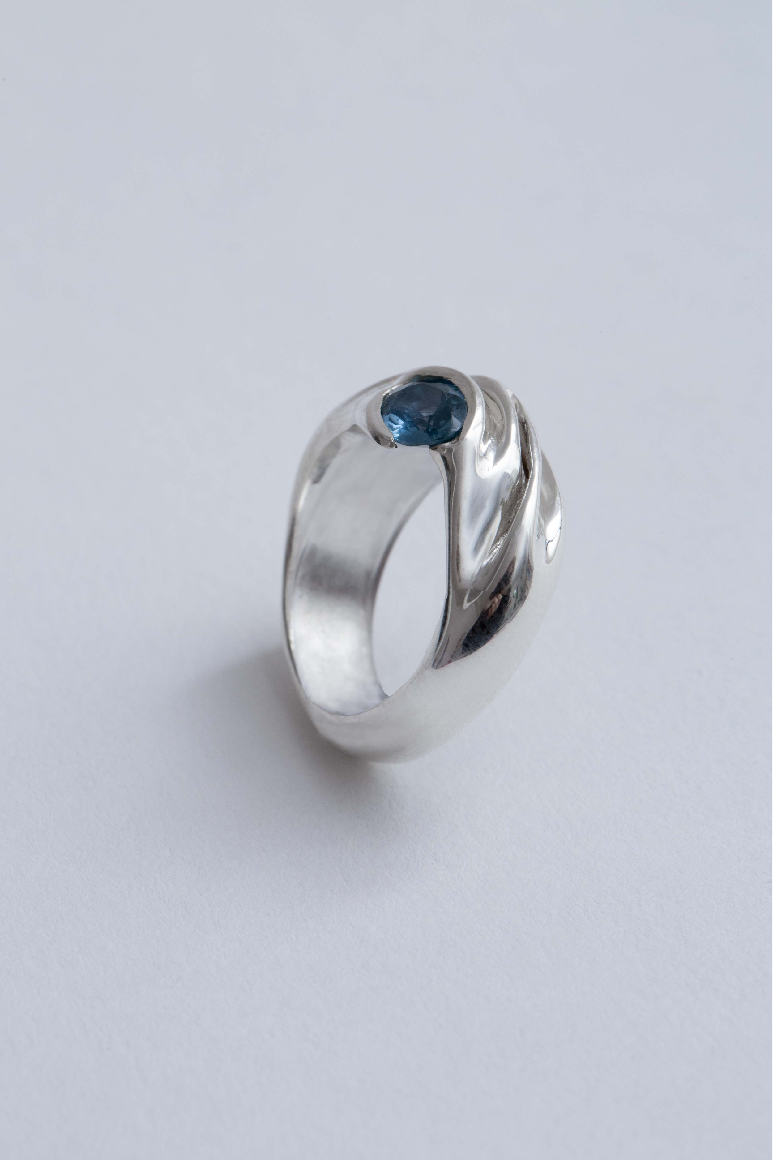 deep-blue-sapphire-silver-ring-side-view-special-stone-setting-julia-bartsch.jpg