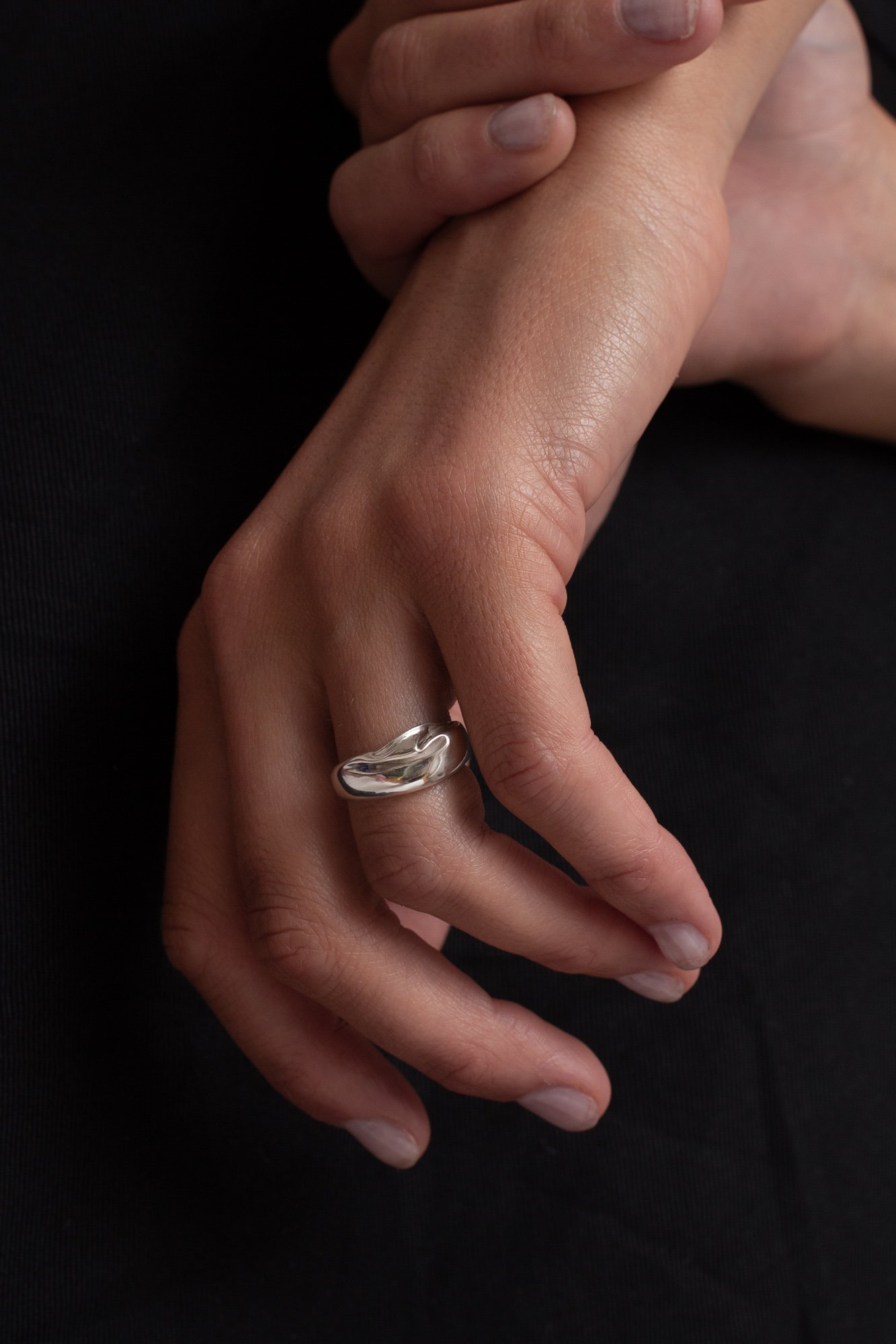 blue-sapphire-silver-ring-contemporary-design-julia-bartsch.JPG