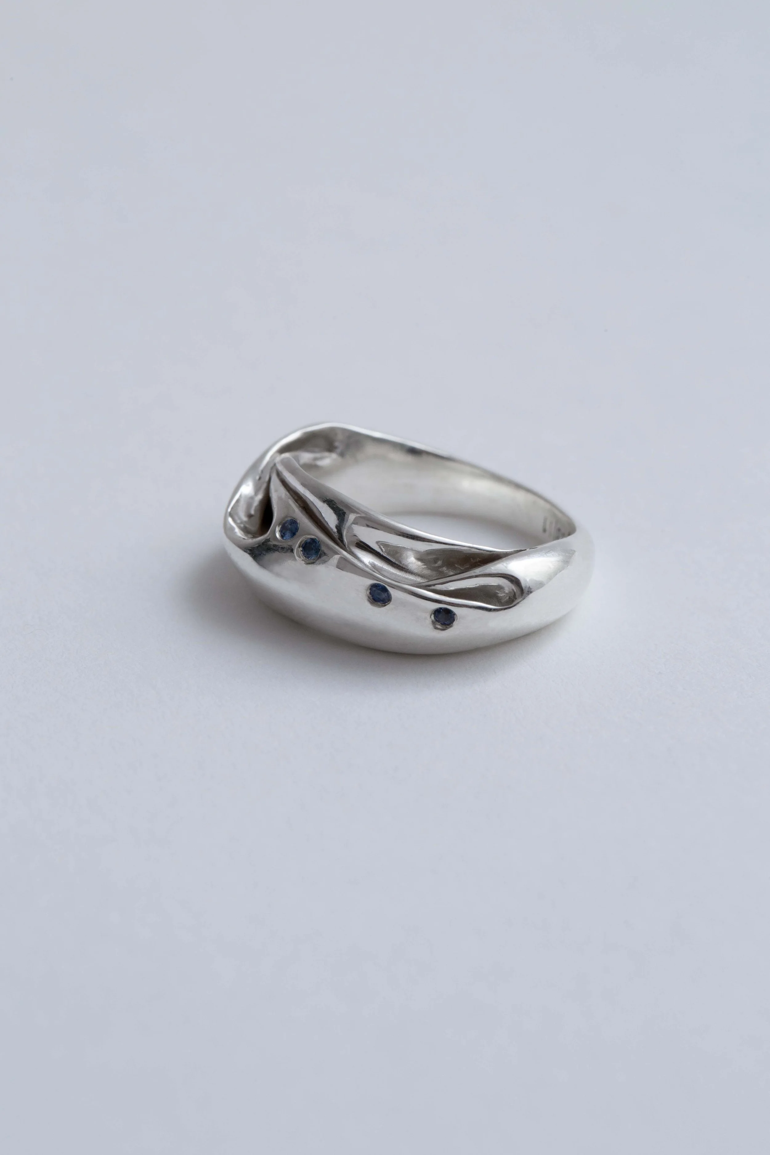 scattered-sapphire-sterling-silver-ring-fold-zoom-julia-bartsch.jpg.jpg