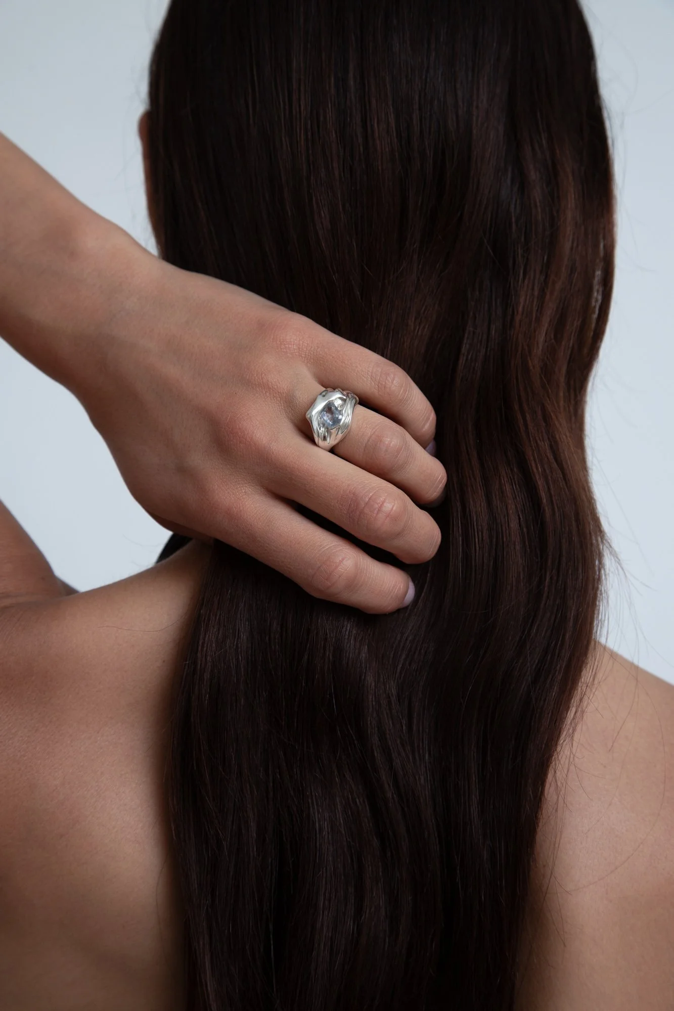 handmade-sapphire-ring-model-shot-julia-bartsch.JPG