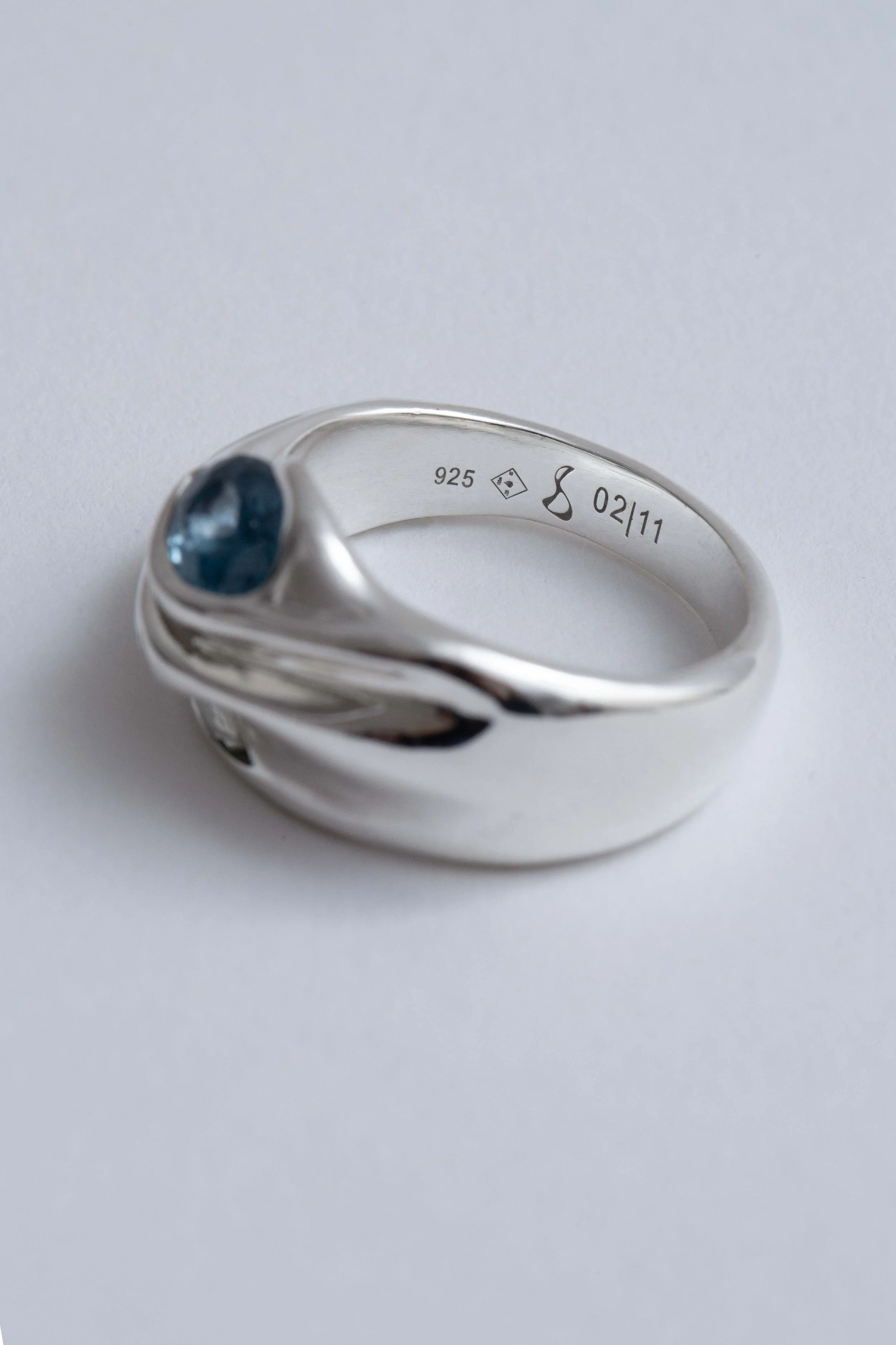 engraved--deep-blue-sapphire-silver-ring-detail-julia-bartsch.jpg