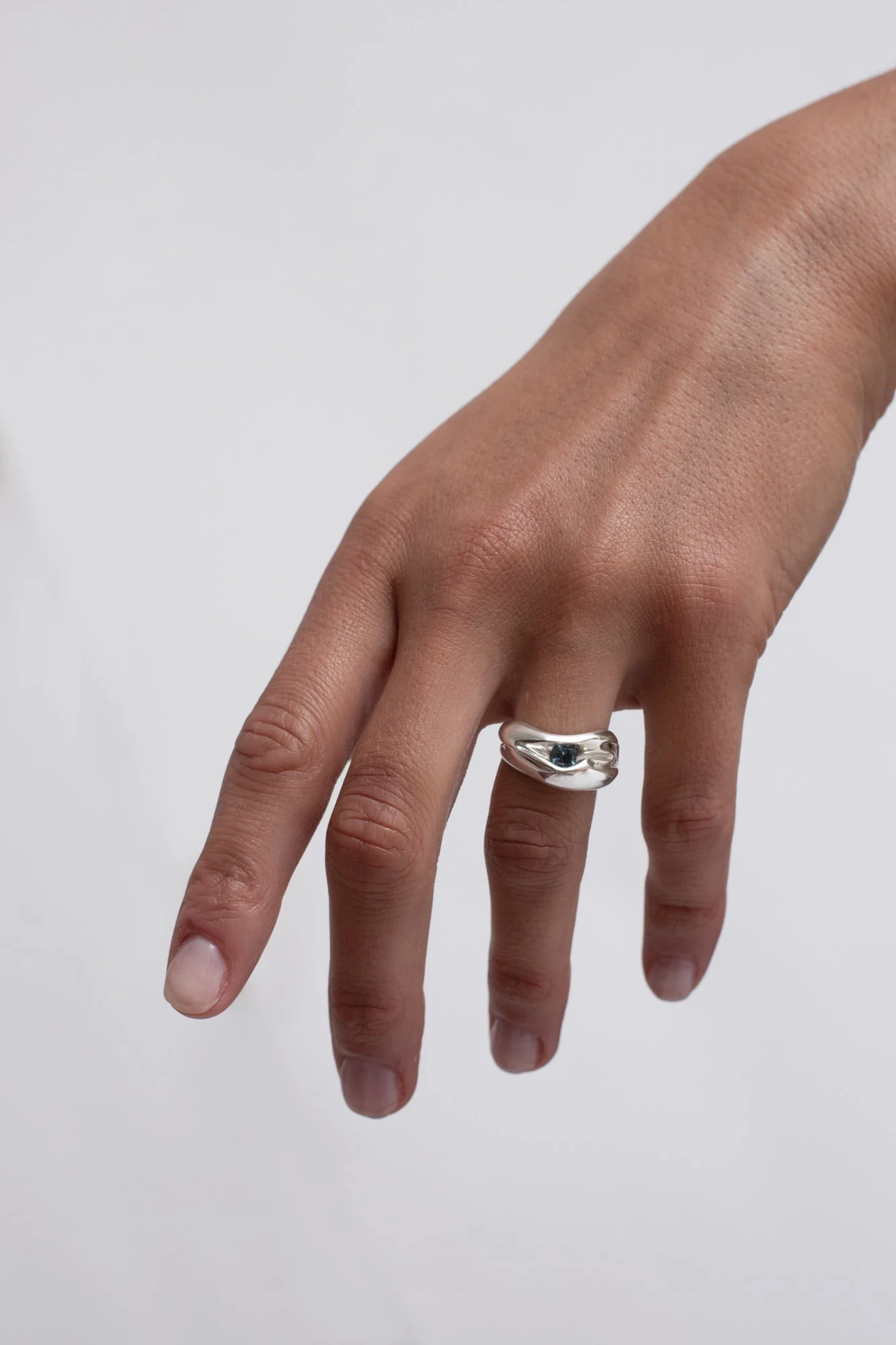 folded-silver-ring-gemstone-sapphire-detail-julia-bartsch.JPG