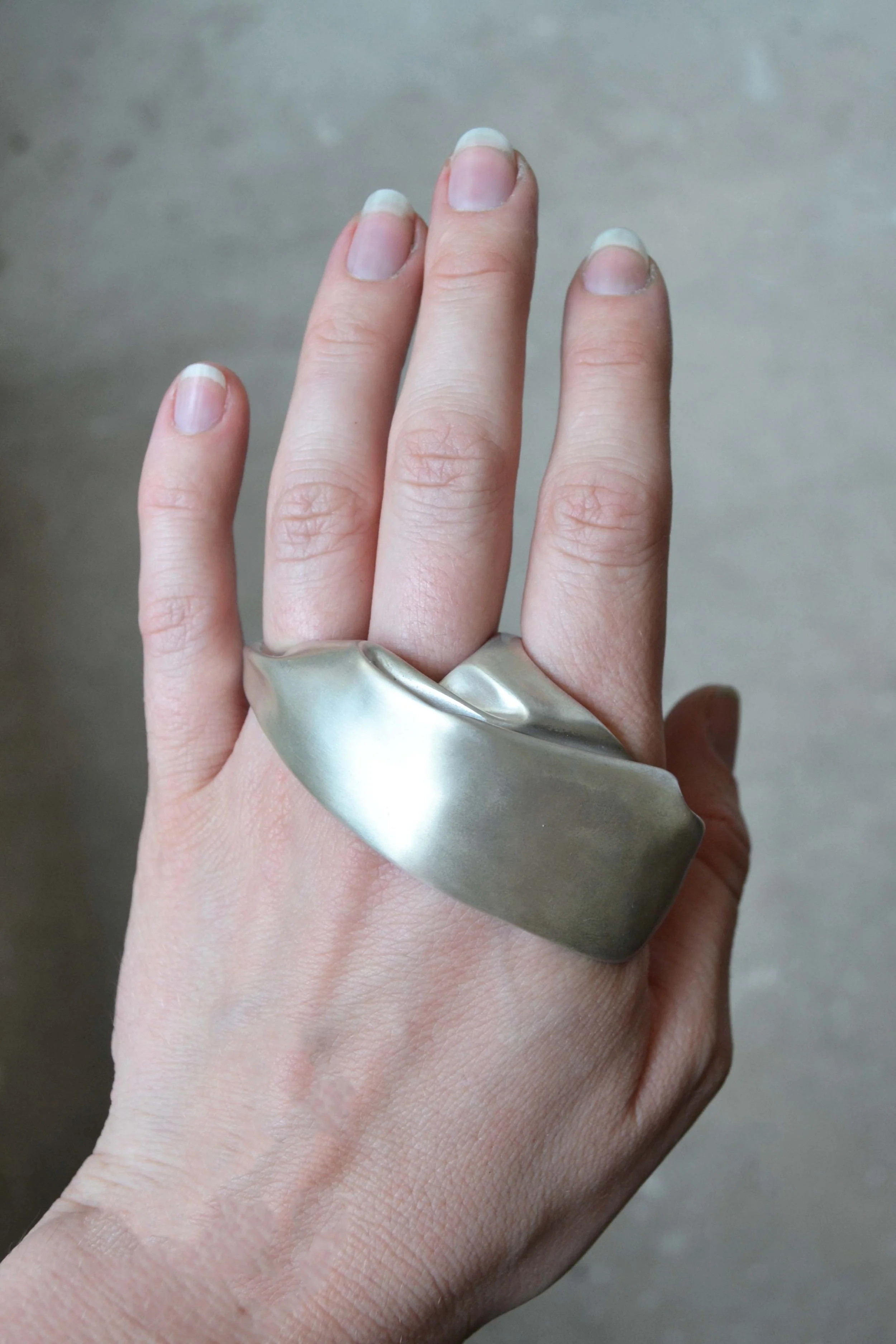 Julia-bartsch-jewellery-atelier-studies-hand-sculpture-6.jpg