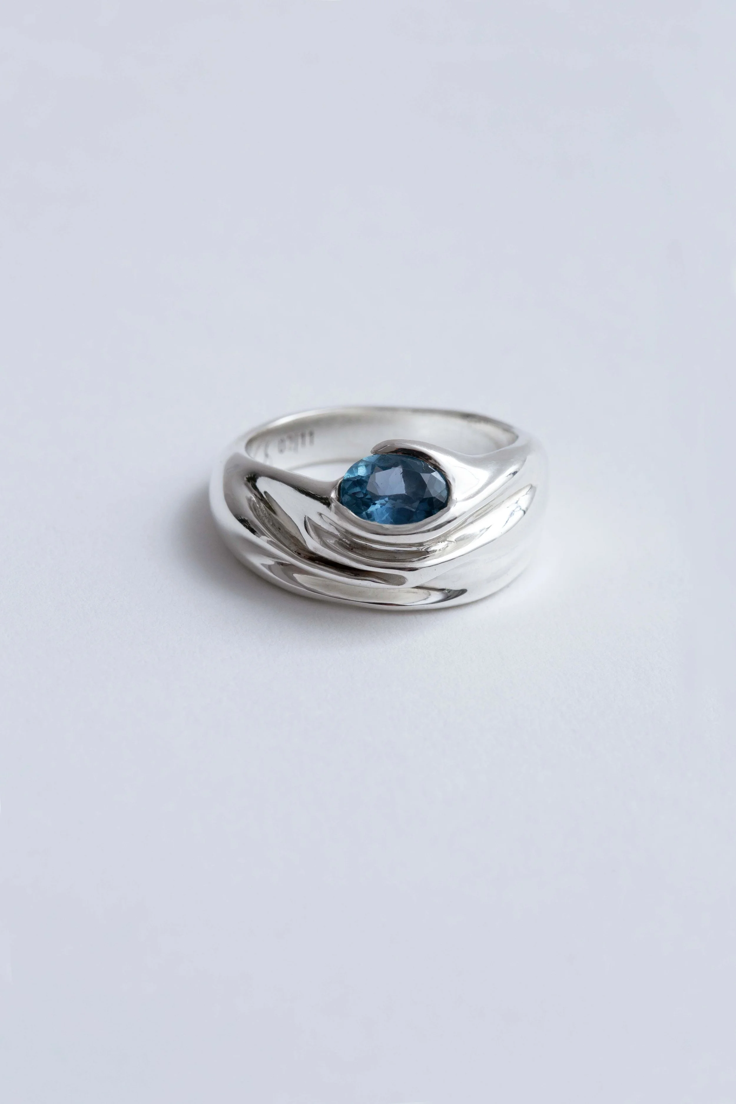 deep-blue-sapphire-silver-ring-front-julia-bartsch.jpg