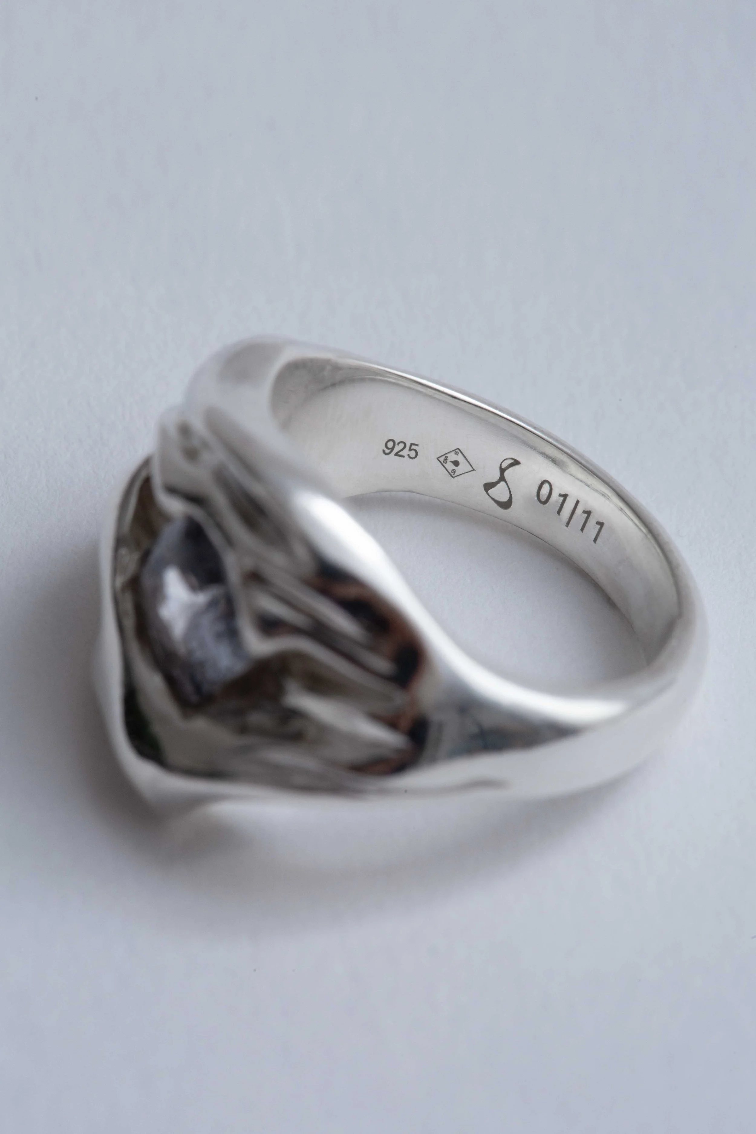 engraved-sapphire-silver-ring-detail-julia-bartsch.jpg