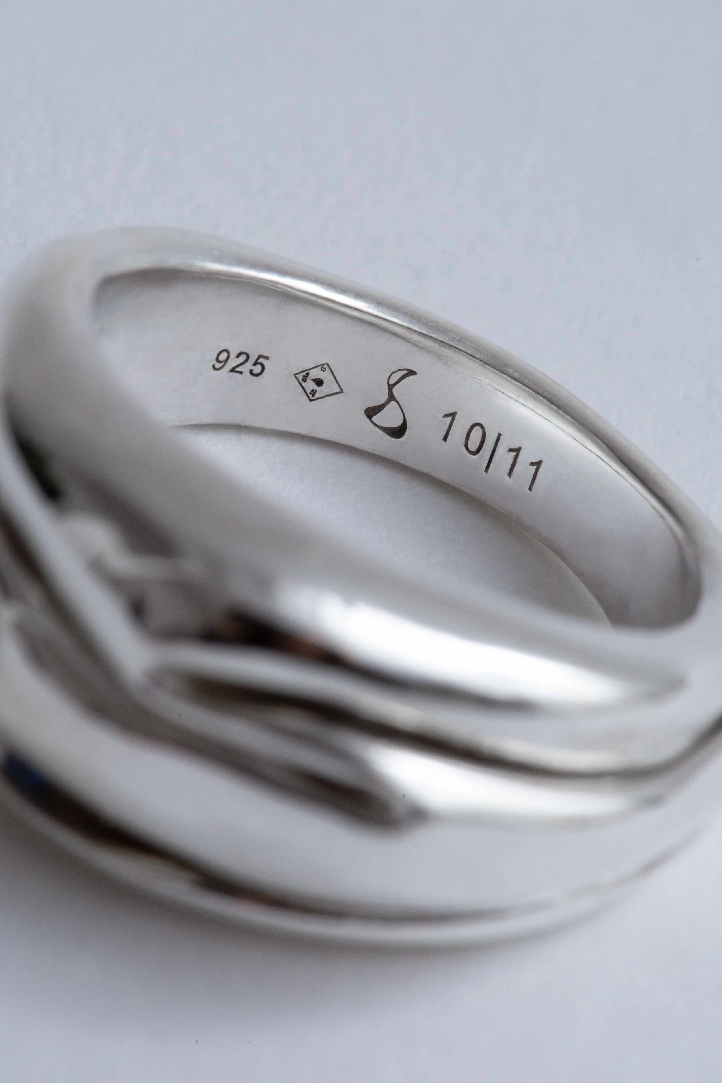 engraved-designer-sapphire-silver-ring-julia-bartsch.jpg