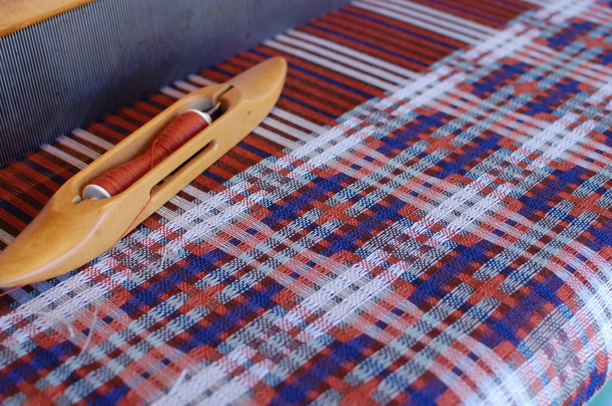 Deflected doubleweave cloth being woven on a loom