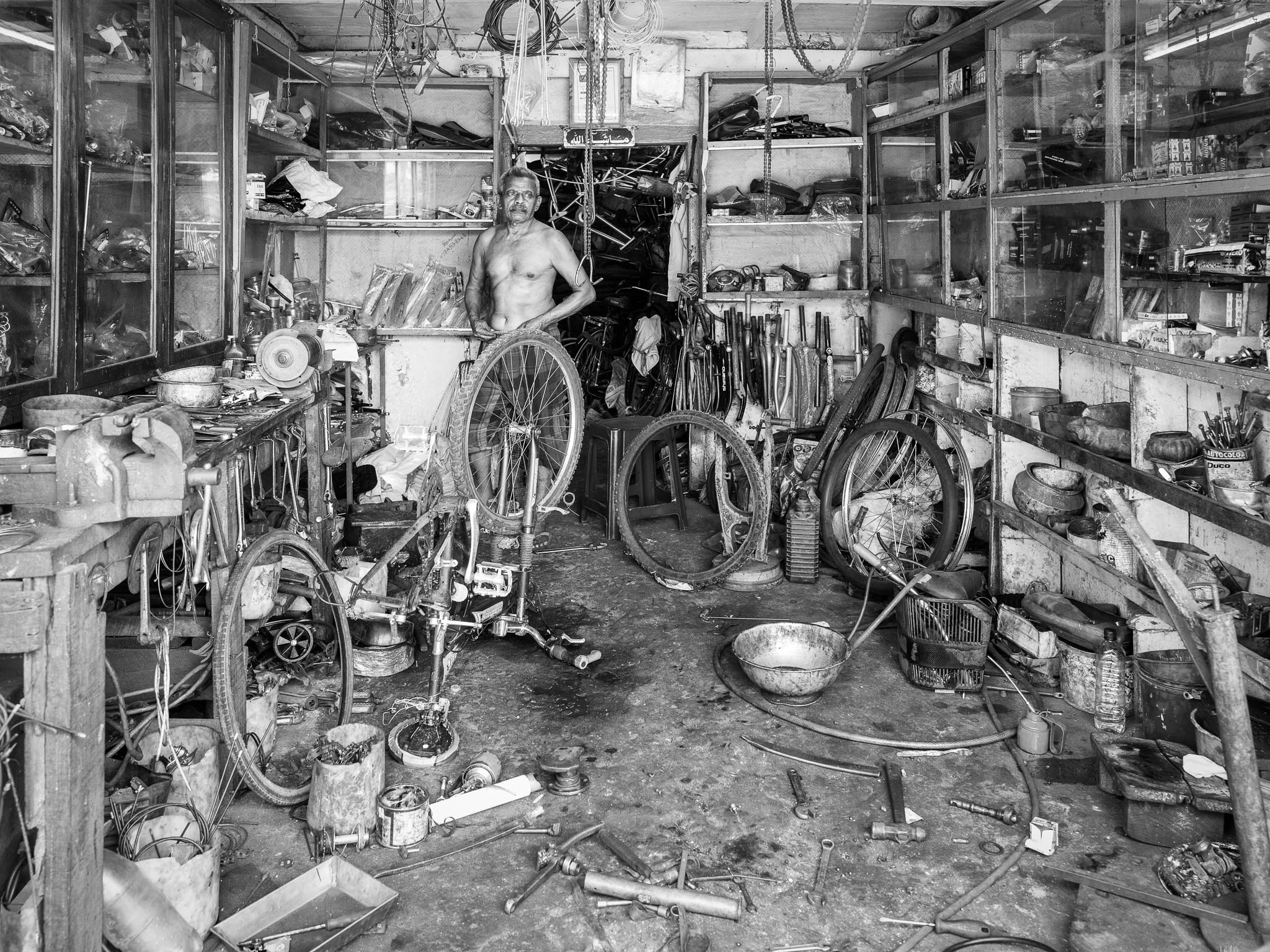 He will clean up his workshop ... tomorrow. (Leica Q)