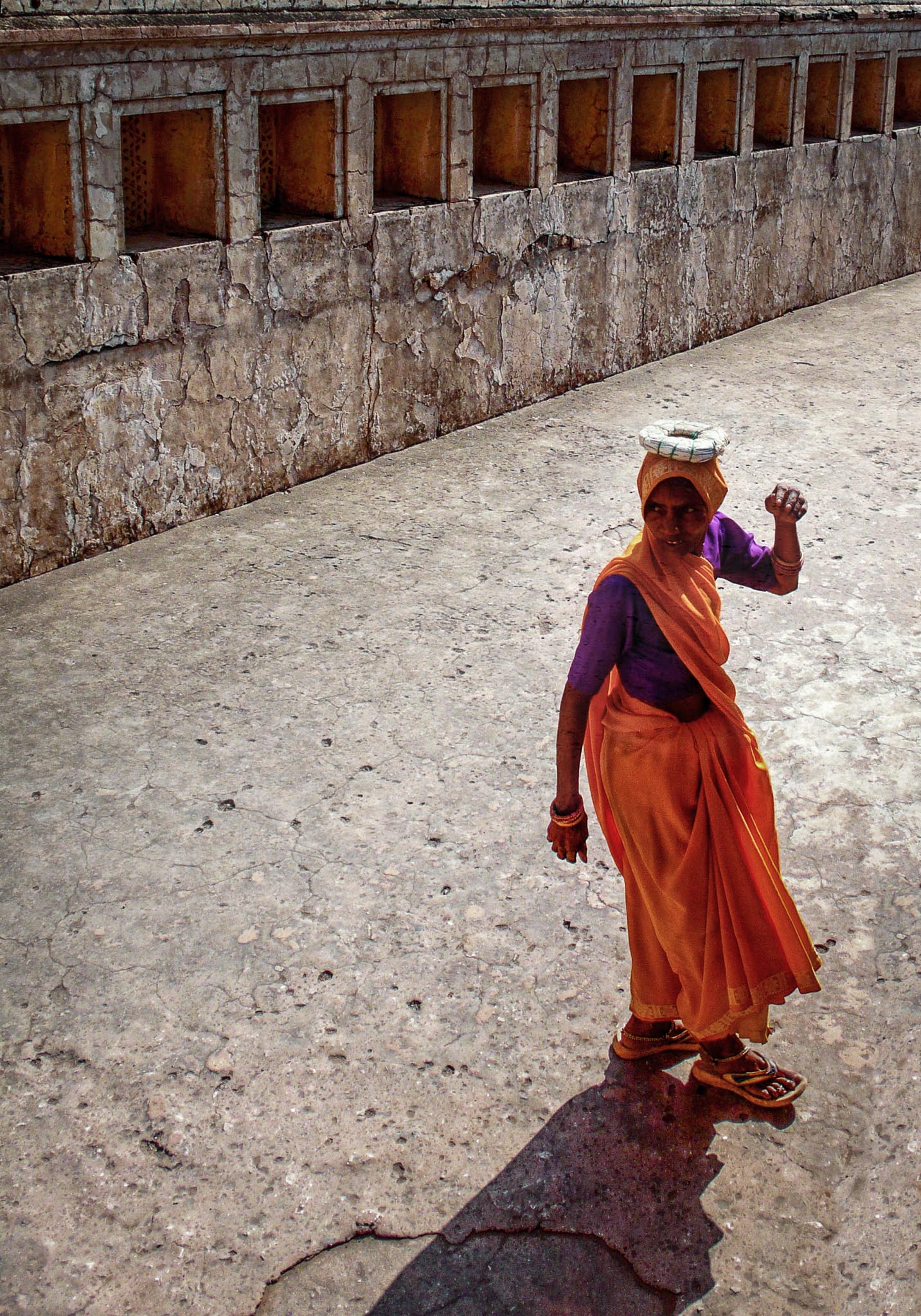 Lady at Amber palace. Jaipur, Rajasthan, India (2007)