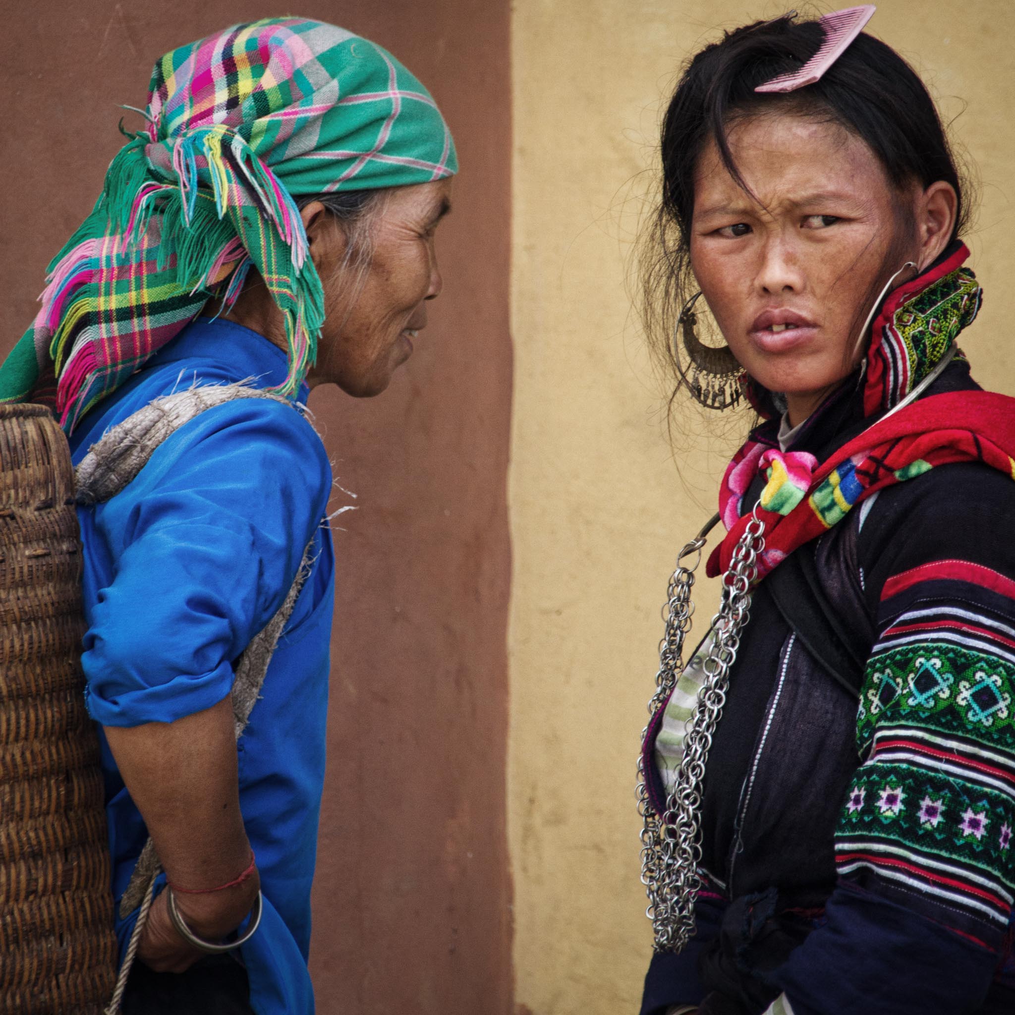 Flower H'mong (left) and Black H'mong Ladies in SaPa