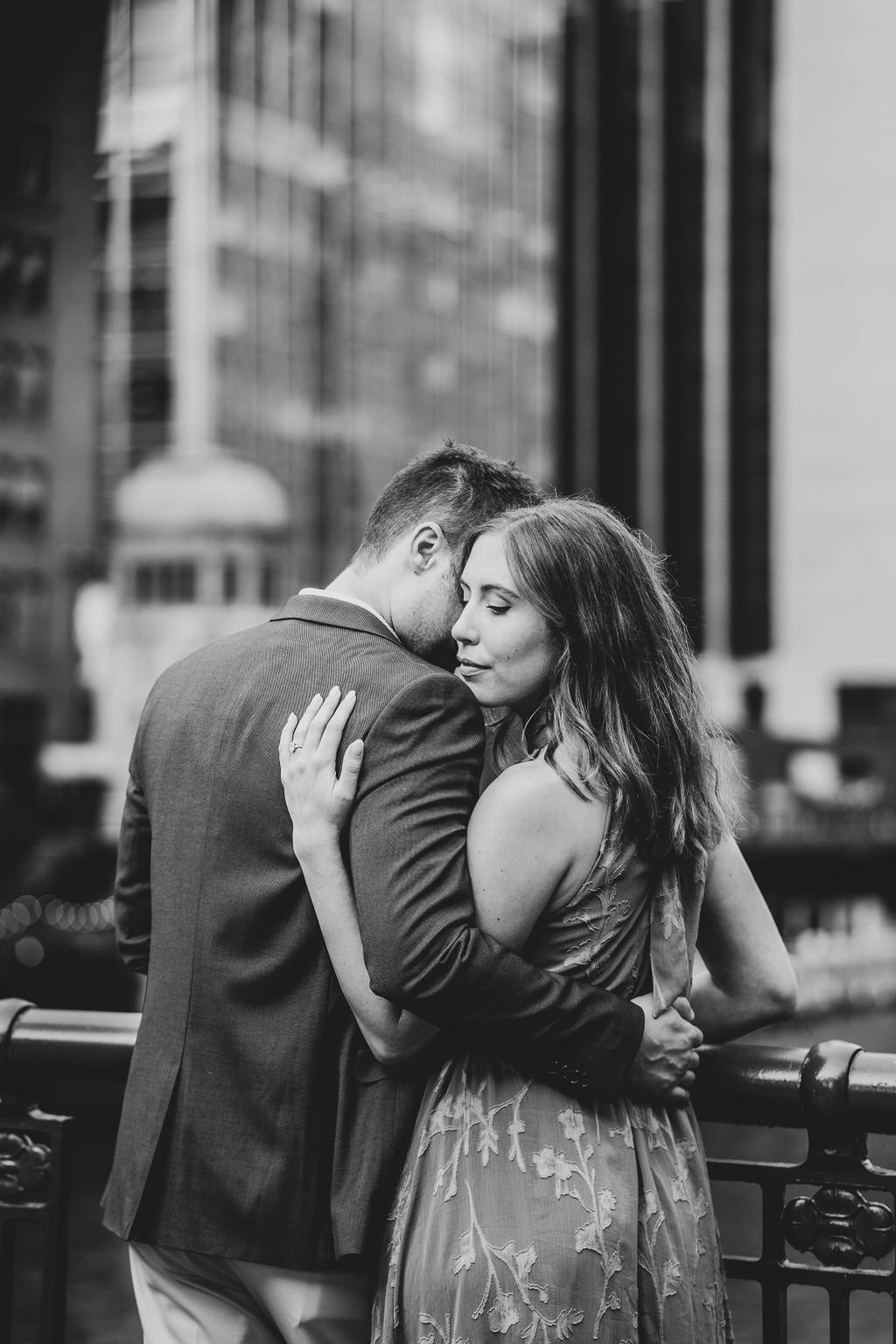 Chicago-River-Walk-Engagement-Photos (8).jpg