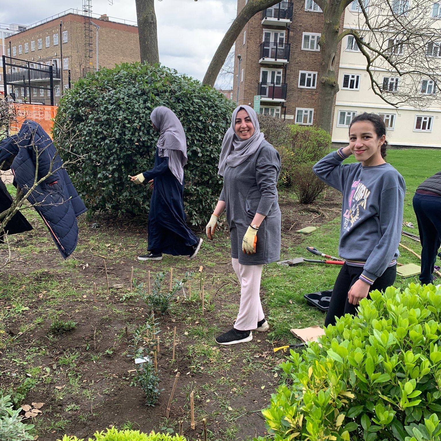 Here a few more photos from last month's session run by @iamorsetta and Anke at Roupell Park Estate with the support of Roupell Park RMO. It's great to see residents come out and plant to green their estate. We'll be running sessions monthly until Ju