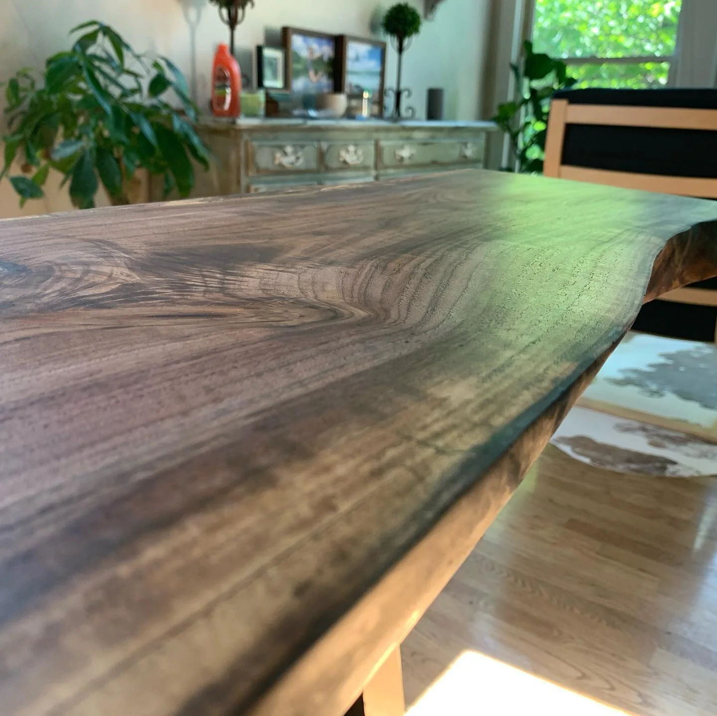 Finished a walnut slab with resin detail for a friends wall.
#liveedge #walnut #natural #odiesoil #wood #hobbies