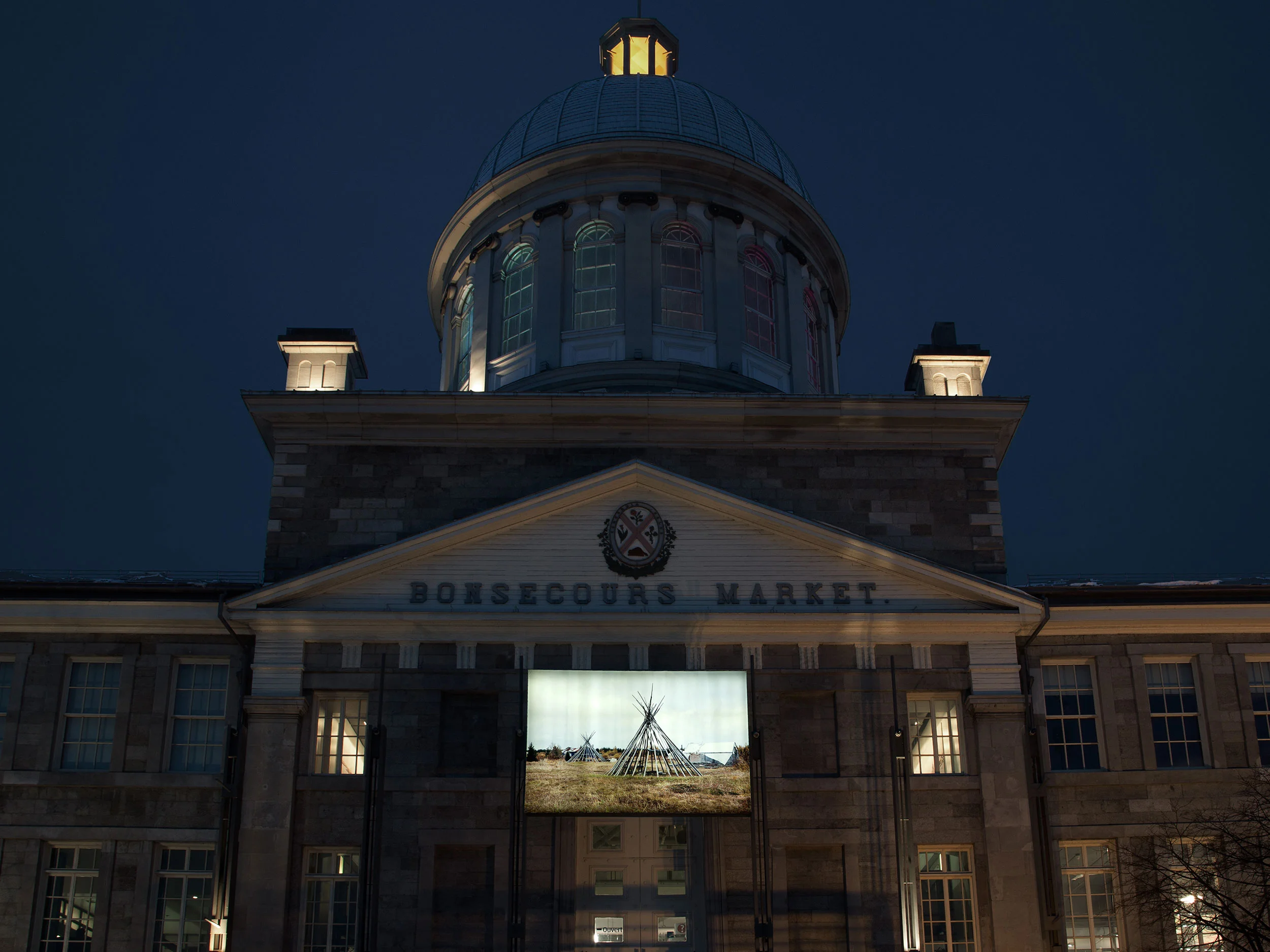 © Thomas Kneubühler, Trading Post (2013). Façade du Marché Bonsecours.