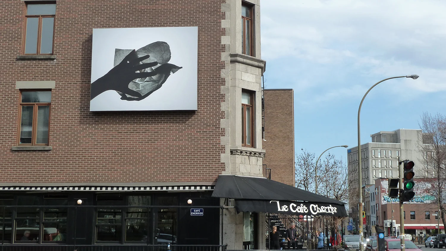 © Manon De Pauw, L'apprentie # 6 (2013). Façade du Café Cherrier. Photo : Dazibao.