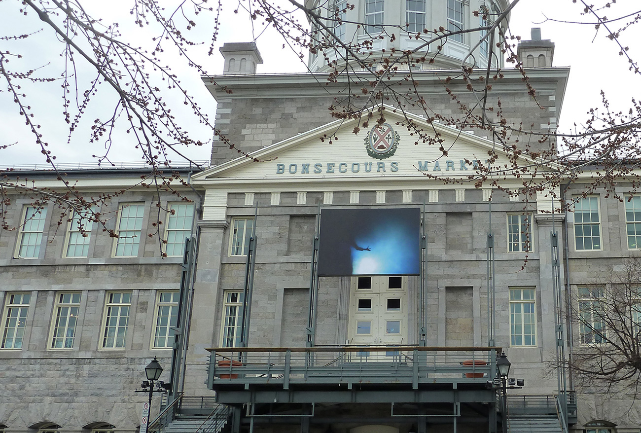 © Manon De Pauw, Corps spectral # 1 (2013). Façade du Marché Bonsecours. Photo : Dazibao.