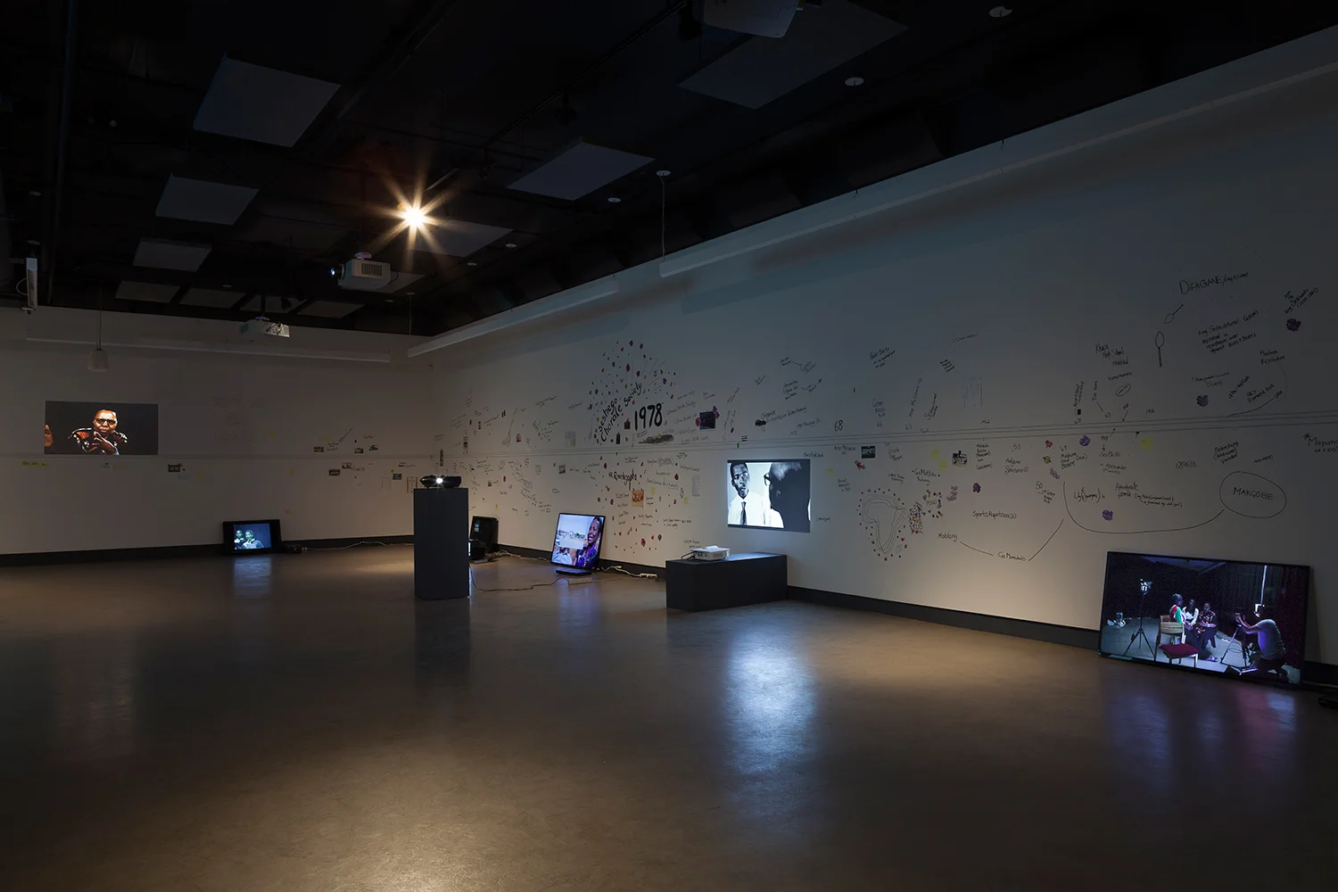 © Dineo Seshee Bopape, vue de l'exposition Sa kosa ke lerole (2016) présentée dans le cadre de BNLMTL 2016 – Le Grand Balcon . Photo : Marilou Crispin.