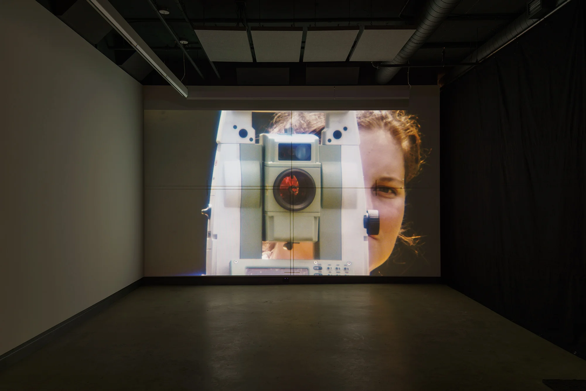 © David K. Ross, Théodolitique (2015). Vue de l'exposition. Photo : Guy L’Heureux.