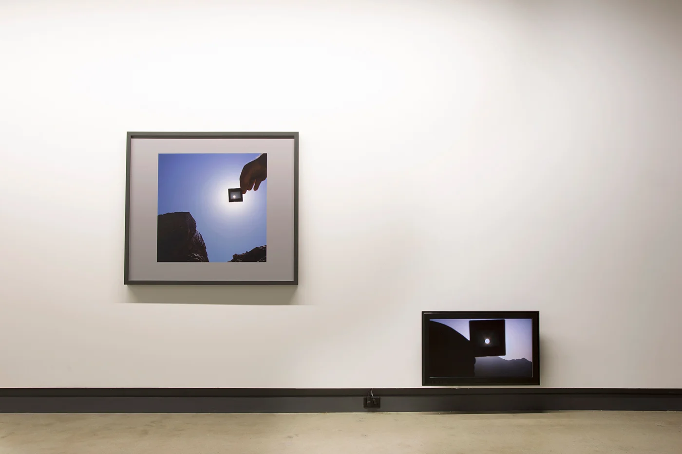 © Scott Massey, Transit (viewed through unexposed processed transparency film) et Transit Day (2013). Vue de l'exposition. Photo : Sara A. Tremblay.