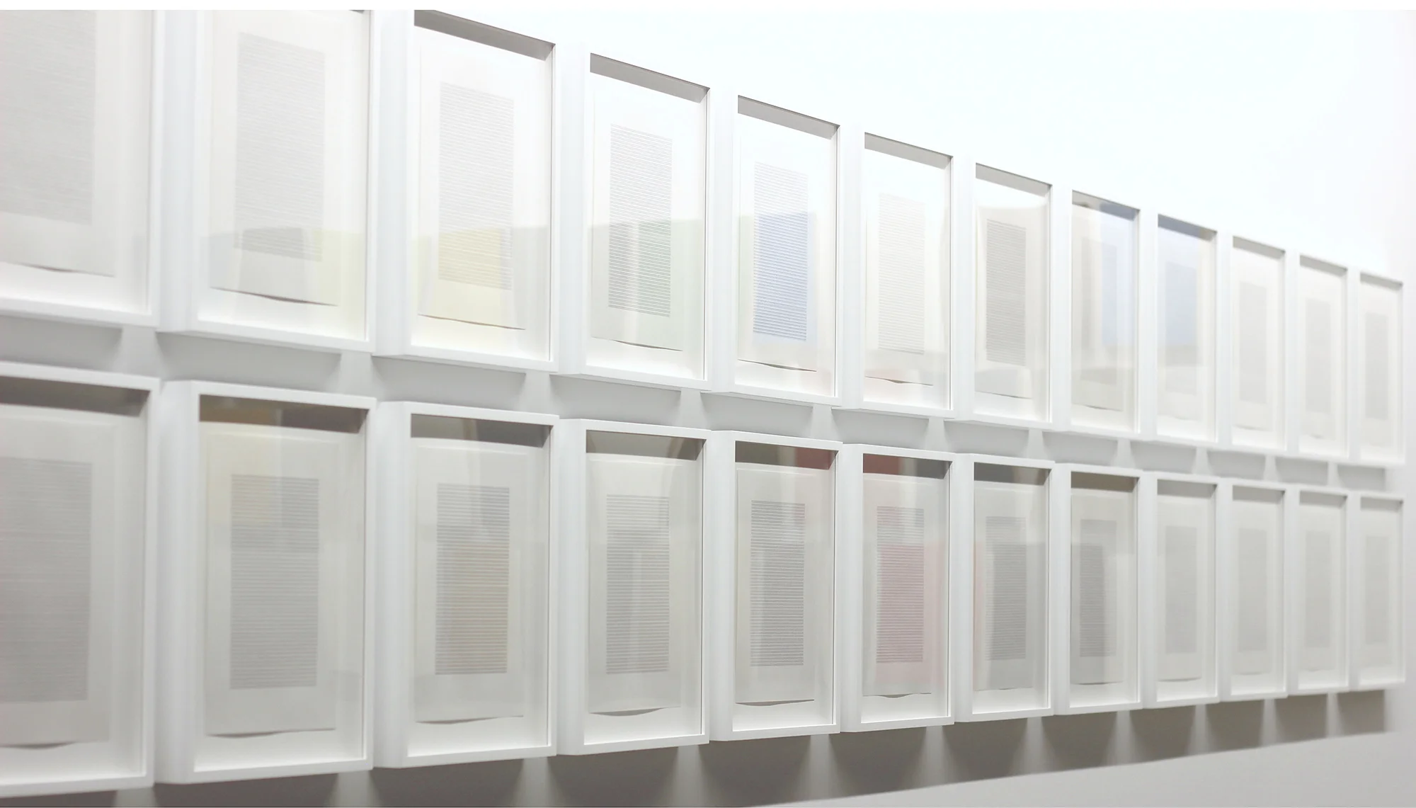 © Nelson Henricks, Monochrome A to Z – for Grapheme-Colour Synaesthetes (2012). Vue de l'exposition. Photo : Veronica Mockler.