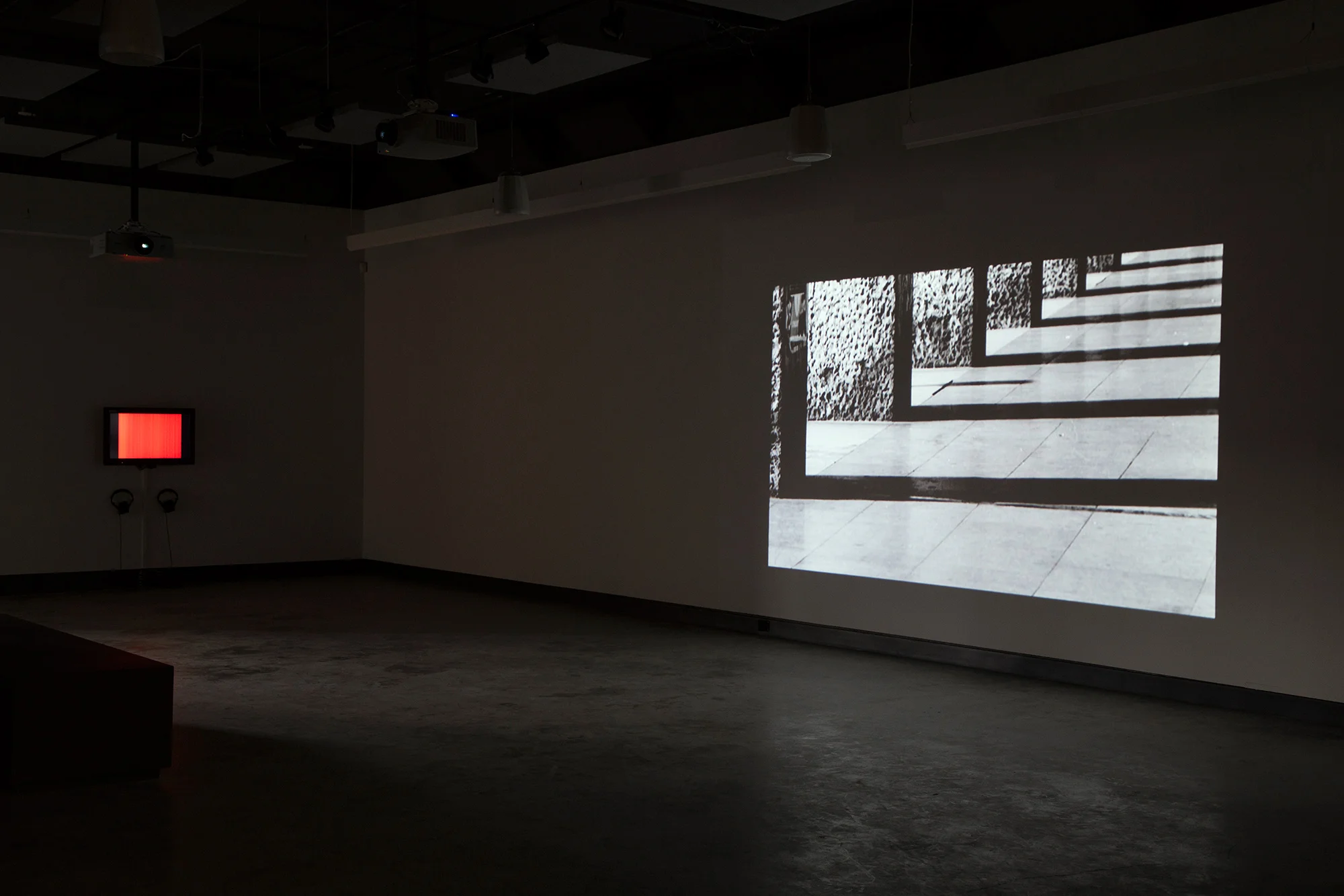 © Vue de l'exposition Electronic Sound in a Shifting Landscape (2014). Photo : Sara A. Tremblay.