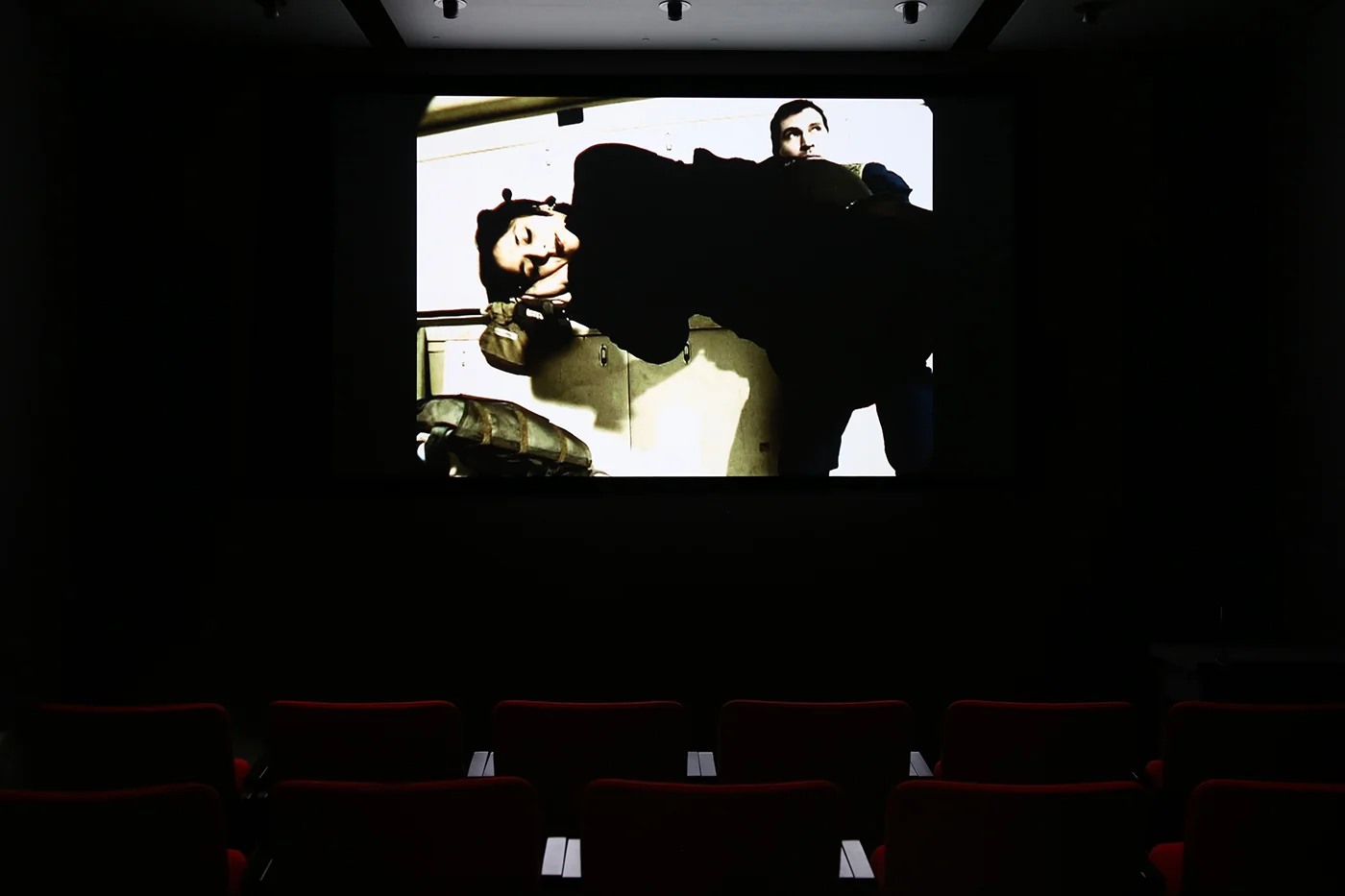 © The Otolith Group, Otolith I (2003). Vue de l'exposition. Photo : Dazibao.