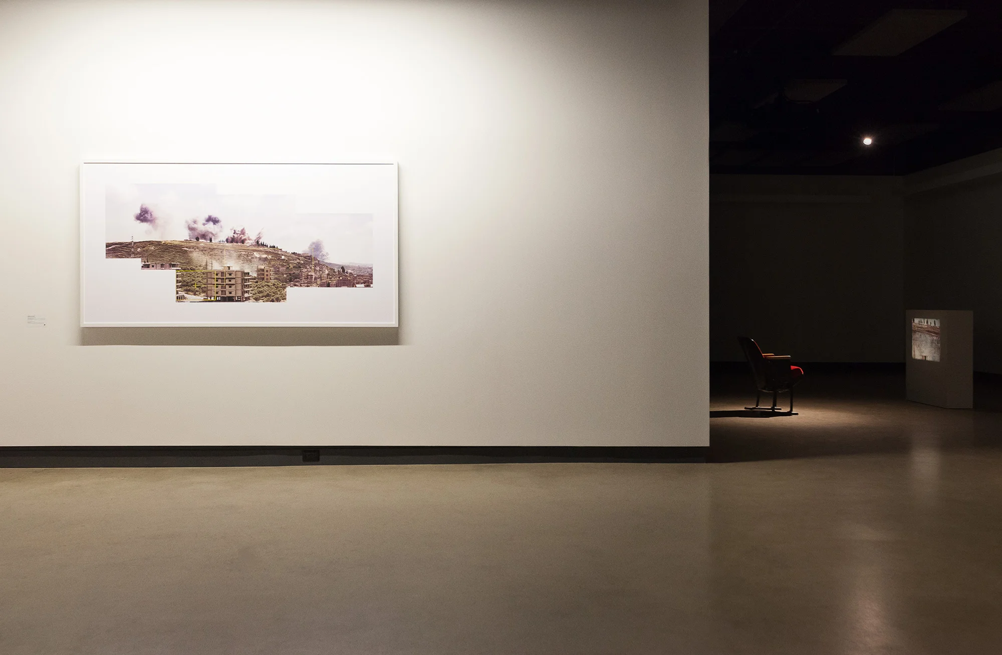 © Akram Zaatari, vue de l'exposition Lettre au pilote qui a désobéi présentée dans le cadre de MOMENTA | Biennale de l'image ― De quoi l'image est-elle le nom? (Commissaire : Ami Barak). Avec l’aimable autorisation de la Sfeir-Semler Gallery (Hambourg, Beyrouth). Photo : Marilou Crispin.