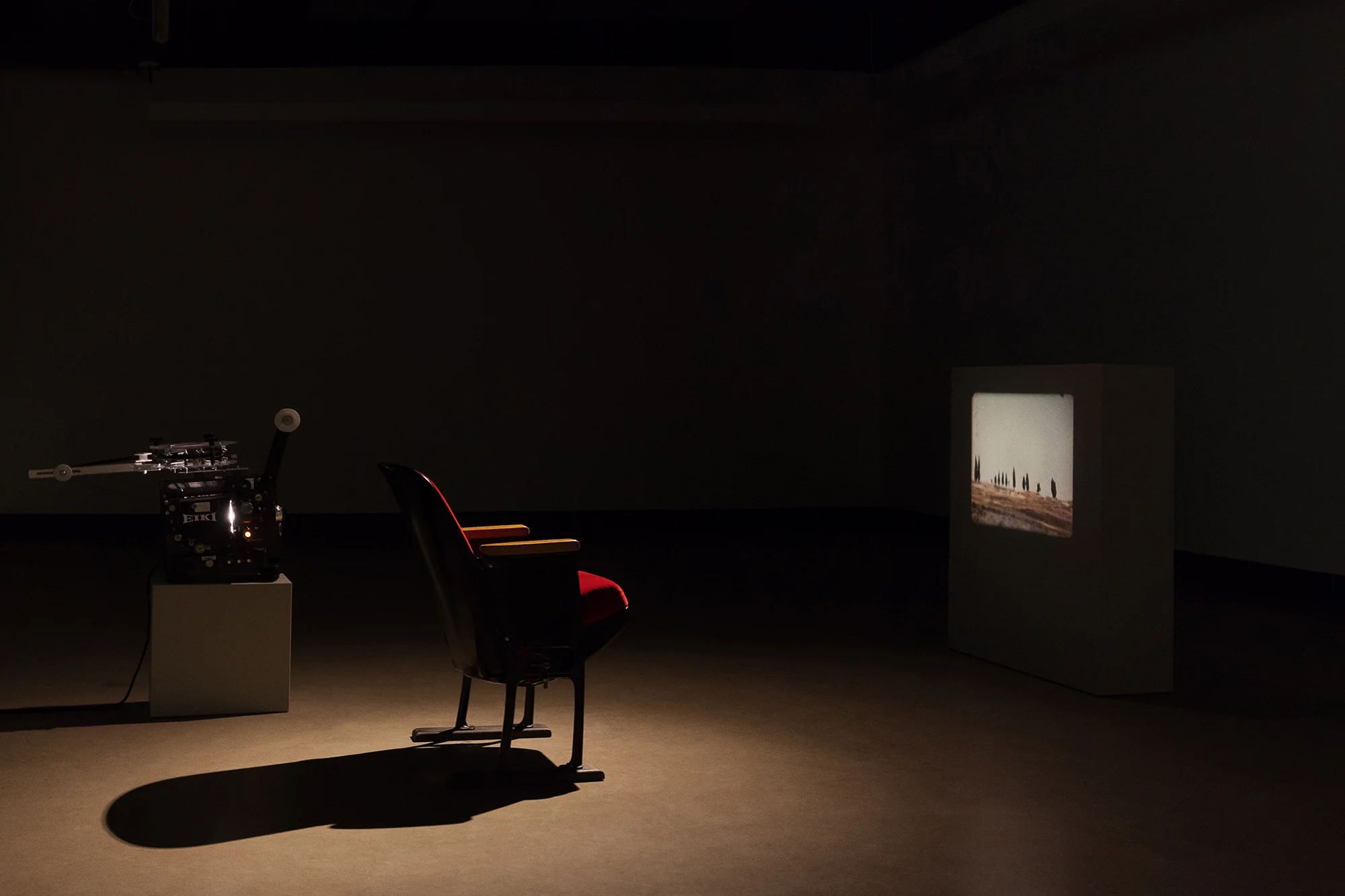 © Akram Zaatari, vue de l'exposition Lettre au pilote qui a désobéi présentée dans le cadre de MOMENTA | Biennale de l'image ― De quoi l'image est-elle le nom? (Commissaire : Ami Barak). Avec l’aimable autorisation de la Sfeir-Semler Gallery (Hambourg, Beyrouth). Photo : Marilou Crispin.