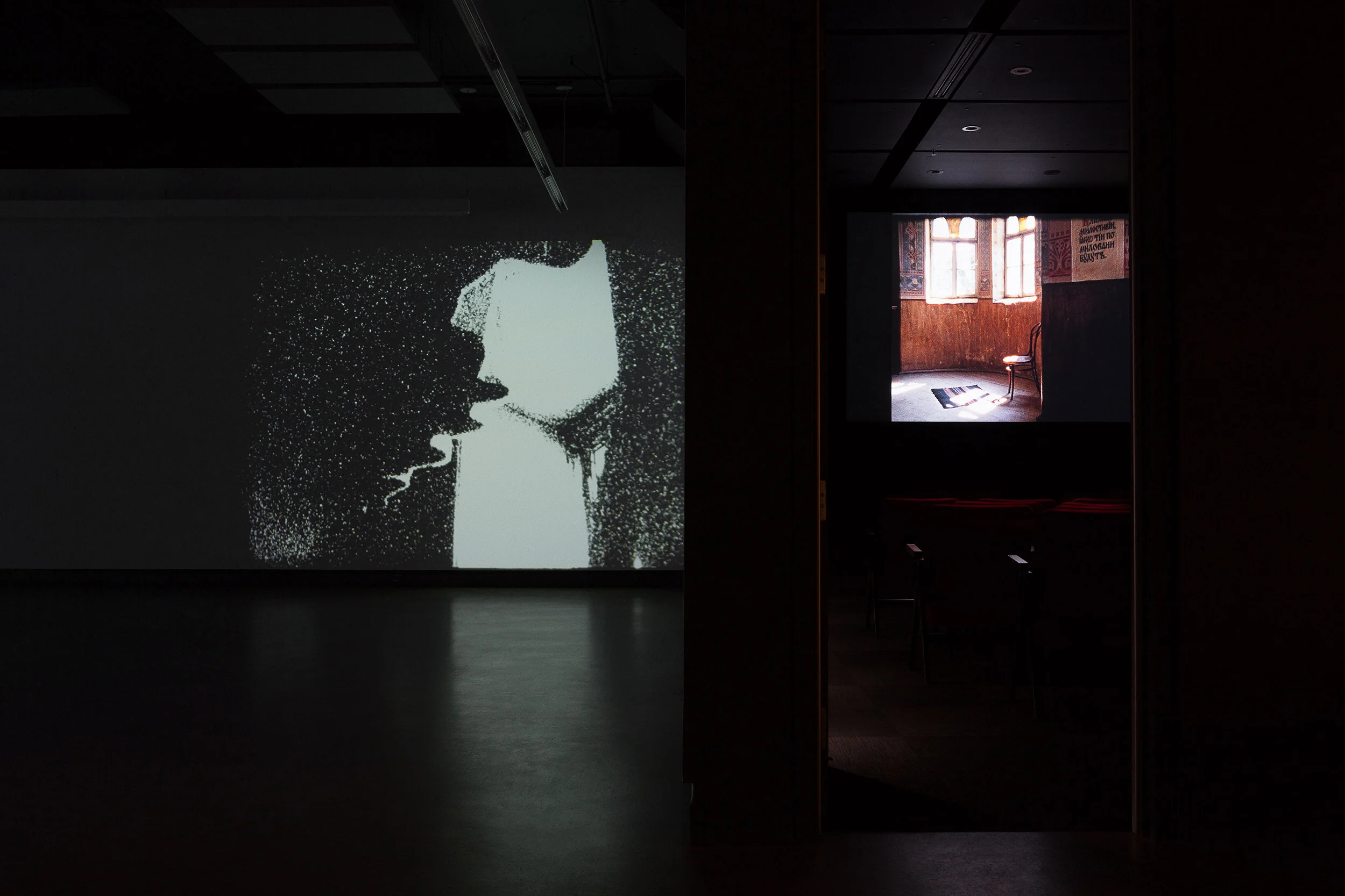  © Vue d’installation de l’exposition ,  Dazibao, 2018. De gauche à droite : Miriam Sampaio, Ralitsa Doncheva. Photo : Marilou Crispin. 