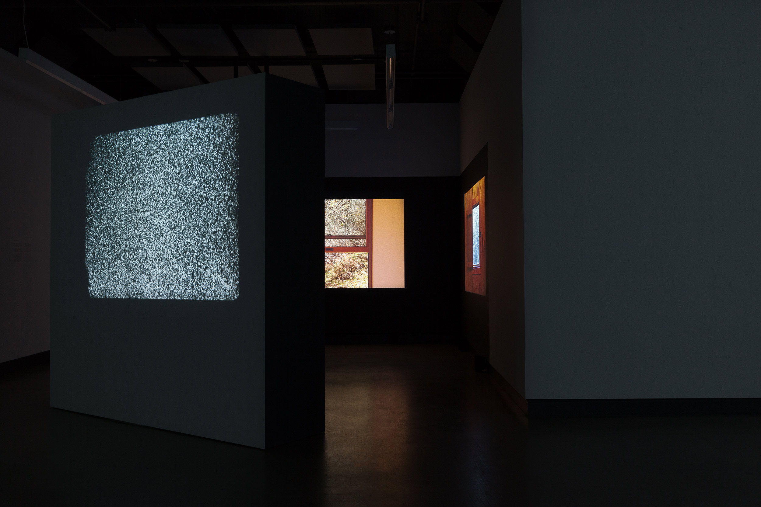  © Vue d’installation de l’exposition, Dazibao, 2018. De gauche à droite : Miriam Sampaio, James Benning. Photo : Marilou Crispin. 