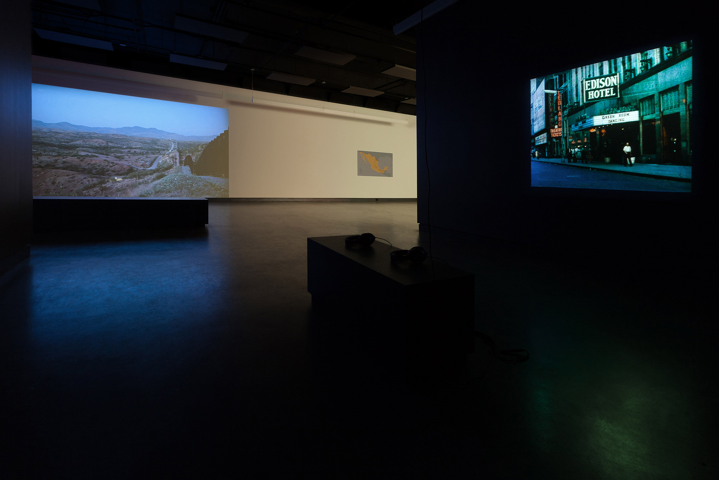  © Vue d’installation de l’exposition, Dazibao, 2017. De gauche à droite : Hubert Caron-Guay, Lisl Ponger. Photo : Marilou Crispin. 