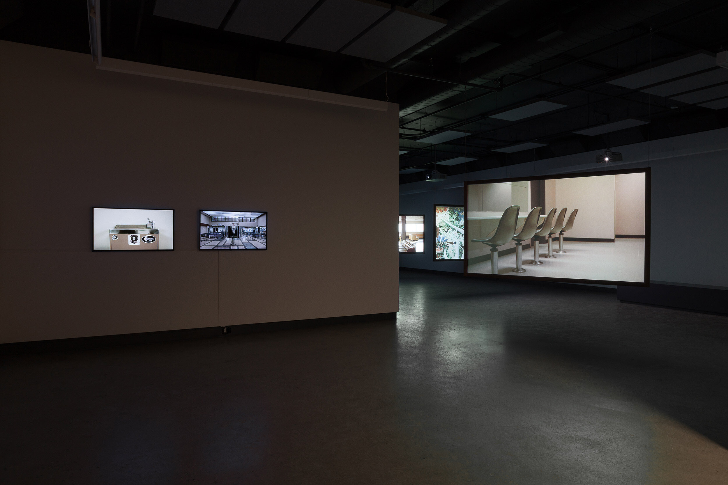  © Myriam Yates,  Gander Terminal  (2017). Vue d’installation de l’exposition  Gander Islands , Dazibao, 2018. Photo : Marilou Crispin. 