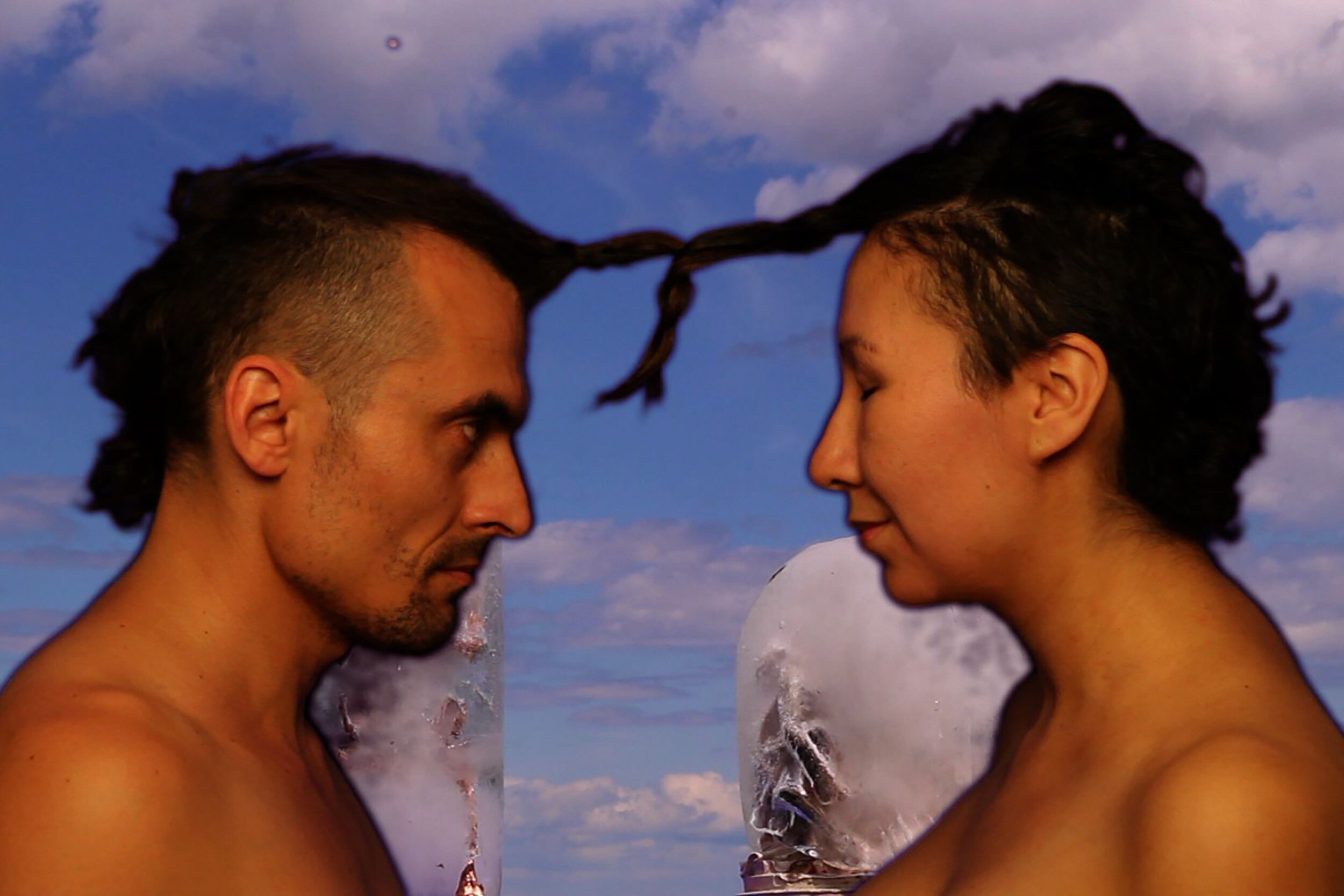  © Theo Pelmus &amp; Kris Snowbird,&nbsp; Adam and Eve Saulteaux &nbsp;(2014). Image tirée de la vidéo. 