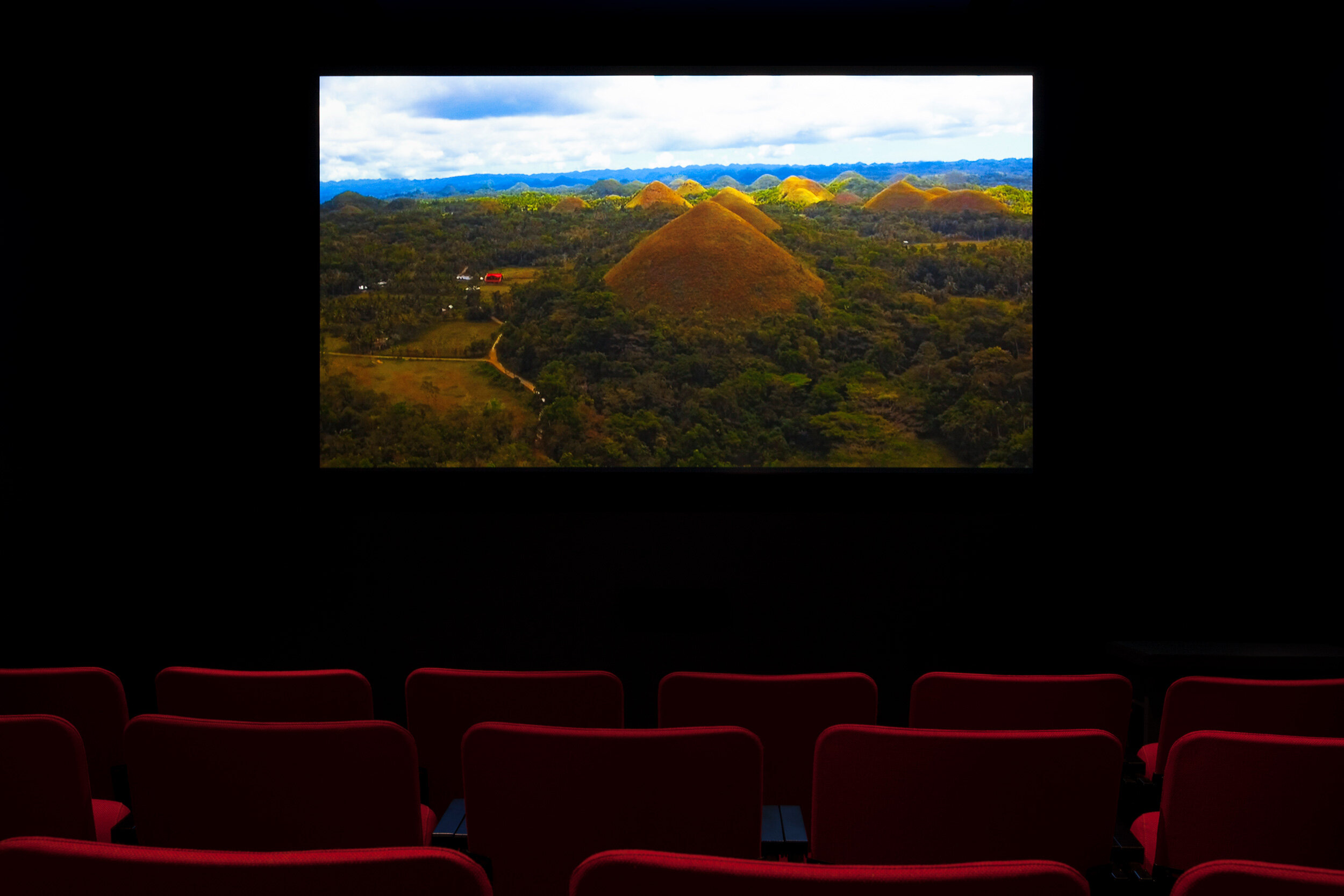  © Stephanie Comilang,  Lumapit Sa Akin, Paraiso  (Come to Me, Paradise) (2016). Vue d’installation de l’exposition  I am the Organizer of My Own Archive , Dazibao, 2017. Photo : Marilou Crispin. 