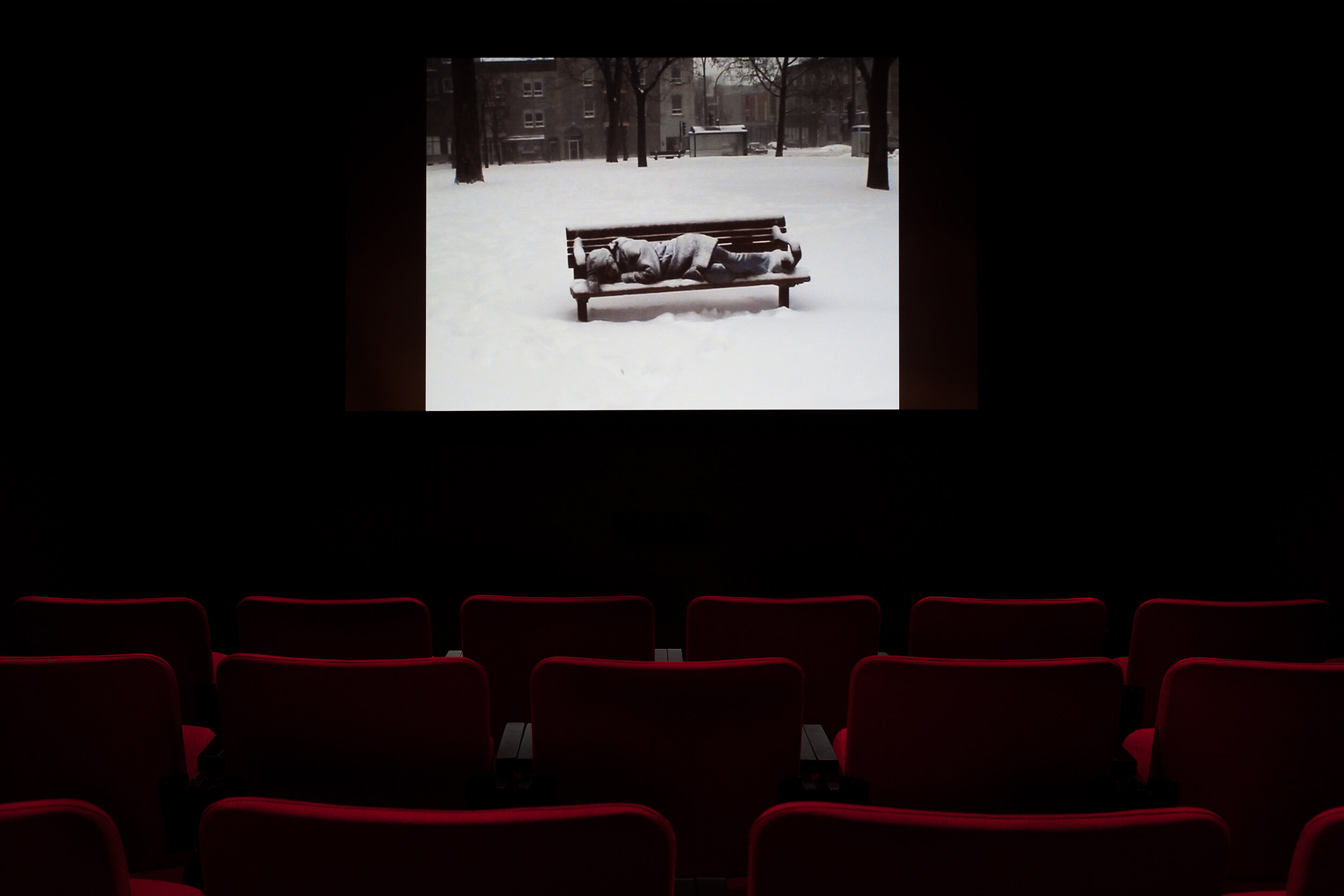  © Rachel Echenberg,  Blanket (Snow)  (2003). Vue d’installation de l'exposition  Spécial Vidéographe Special , Dazibao, 2016. Photo : Marilou Crispin. 
