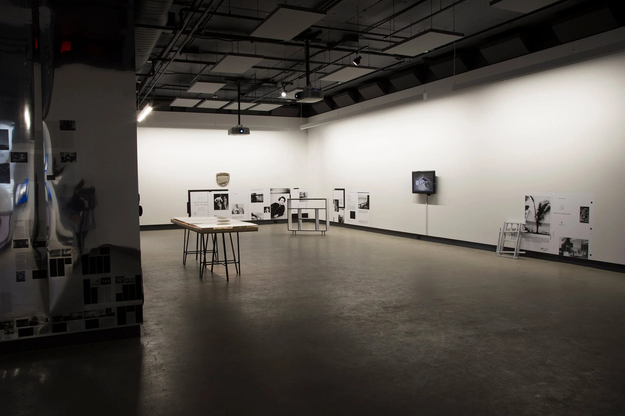  © Vue d’installation de l’exposition  D’un discours qui ne serait pas du semblant/Actors, Networks, Theories , Dazibao, 2014. Photo : Sara A. Tremblay. 