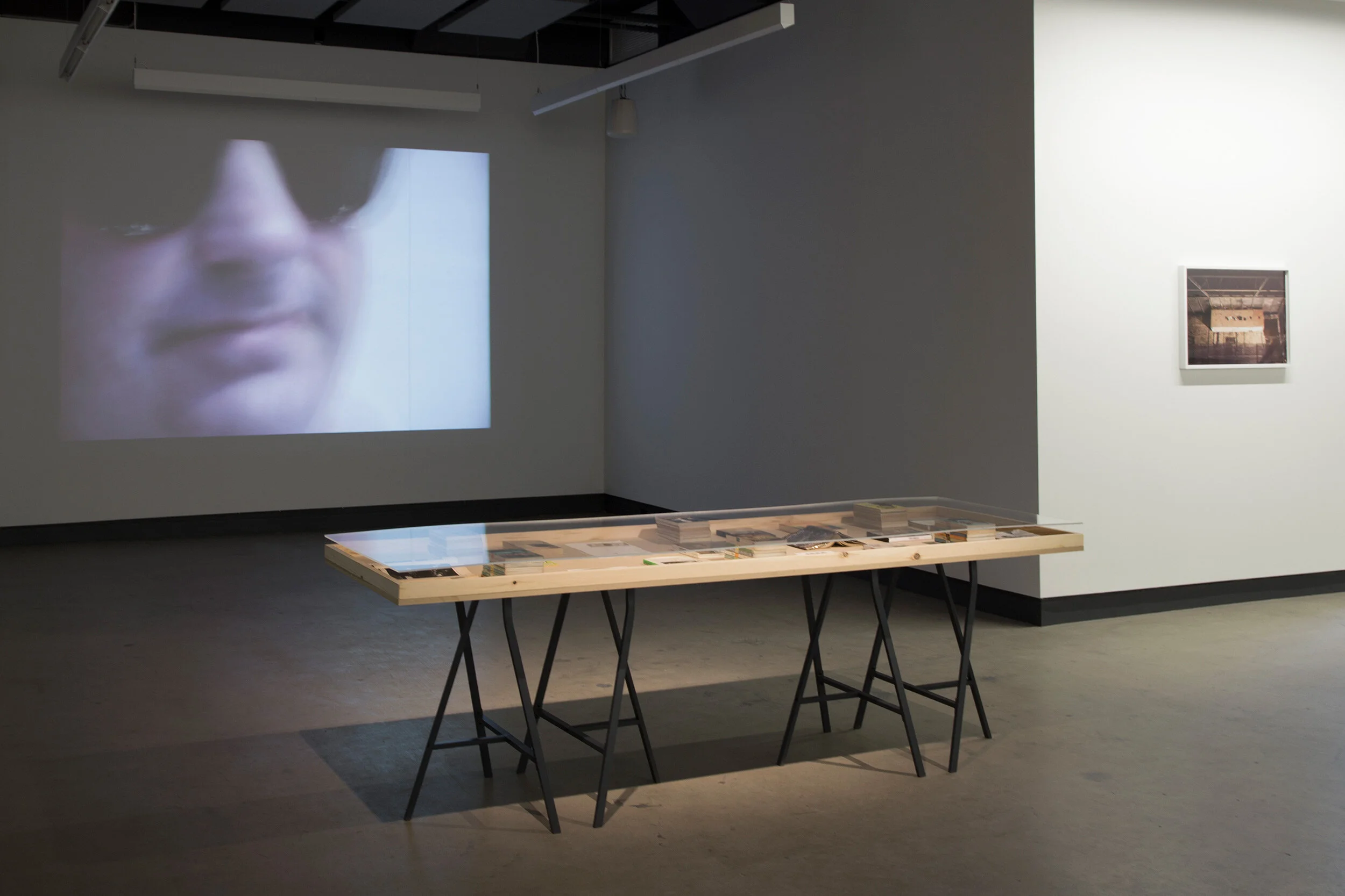  © Jason Simon, vue d’installation de l’exposition  D’un discours qui ne serait pas du semblant/Actors, Networks, Theories , Dazibao, 2014. Photo : Sara A. Tremblay. 