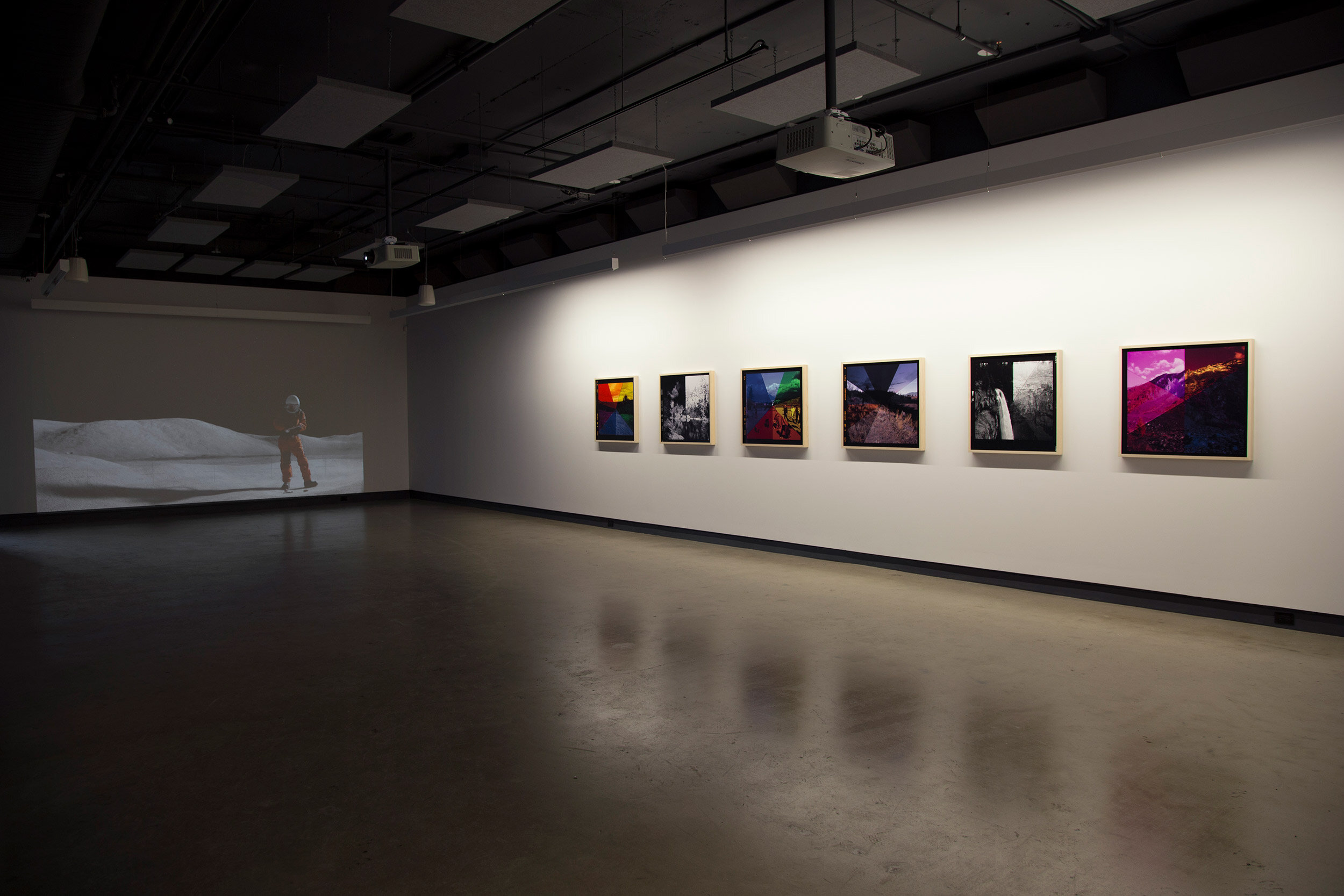  © Scott Massey, vue d’installation de l'exposition  Light Adjustments , Dazibao, 2014-2015. Photo : Sara A. Tremblay. 