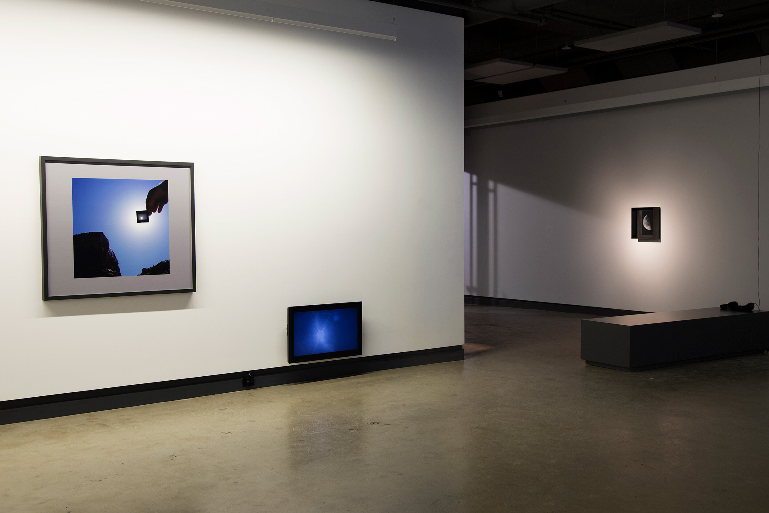  © Scott Massey, vue d’installation de l'exposition  Light Adjustments , Dazibao, 2014-2015. Photo : Sara A. Tremblay. 