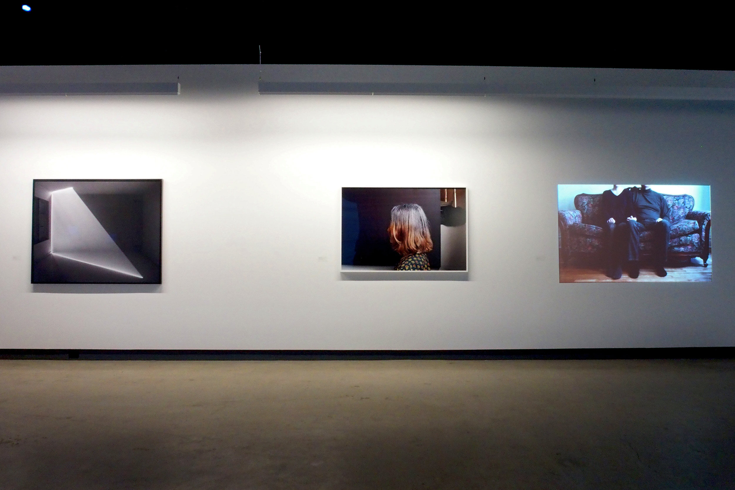  © Vue d’installation de l'exposition  Home Sweet Home. À propos de l'inquiétude , Dazibao, 2014. De gauche à droite :  James Nizam, Raymonde April, Anne Parisien. Photo : Dazibao. 